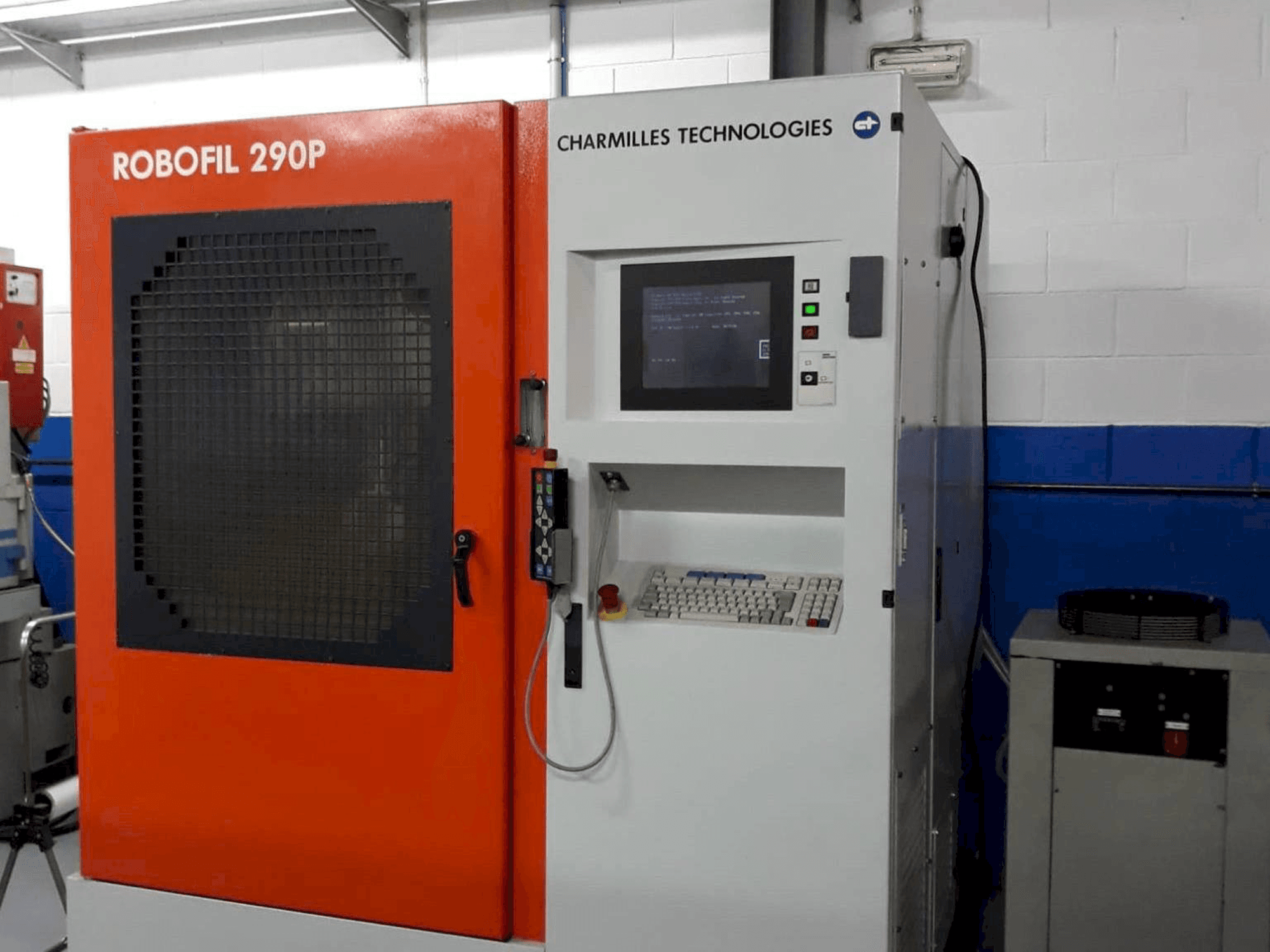 A CHARMILLES ROBOFIL 290 P gép elölnézete