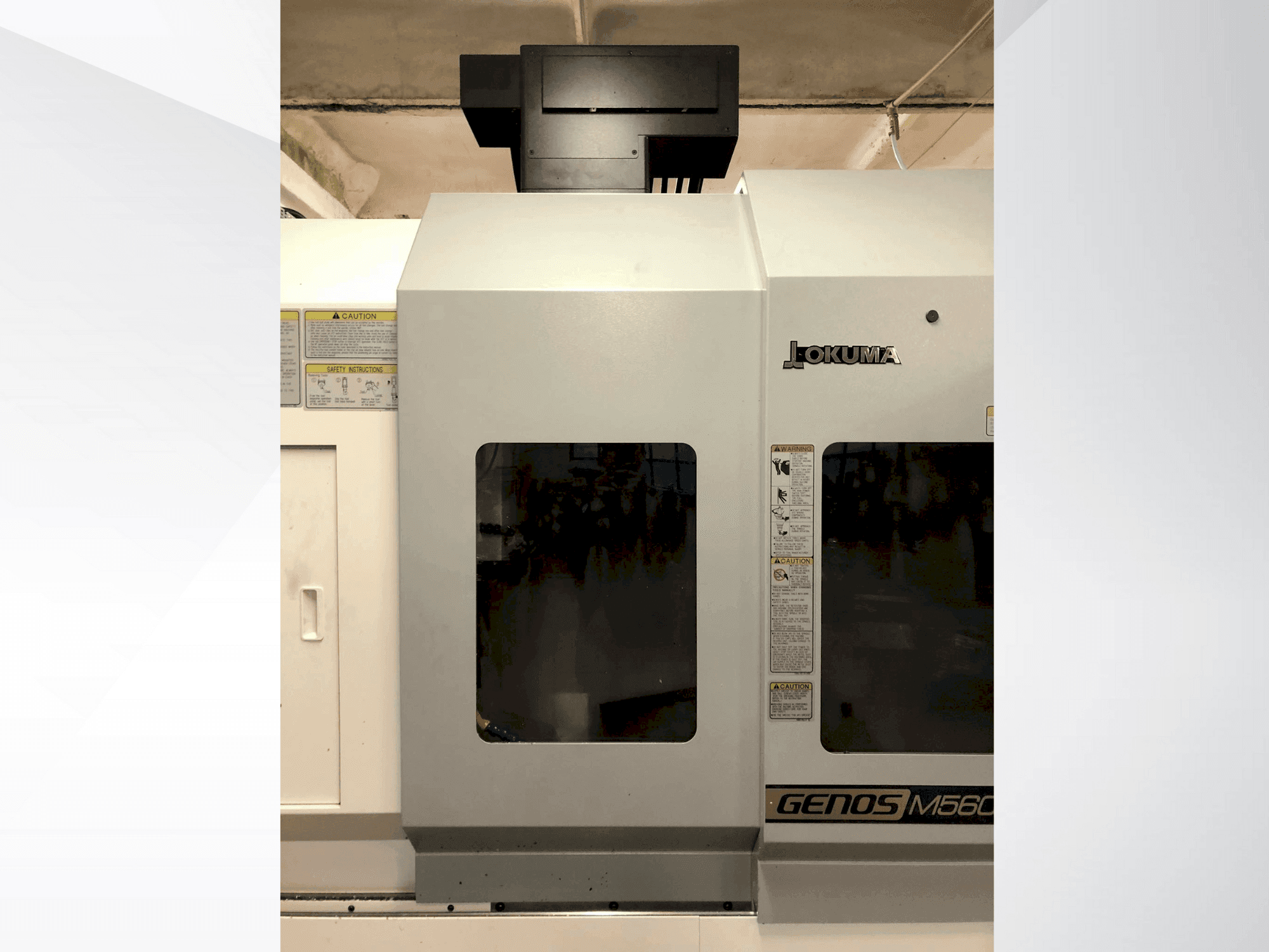 A Okuma Genos M569 –V8 gép elölnézete