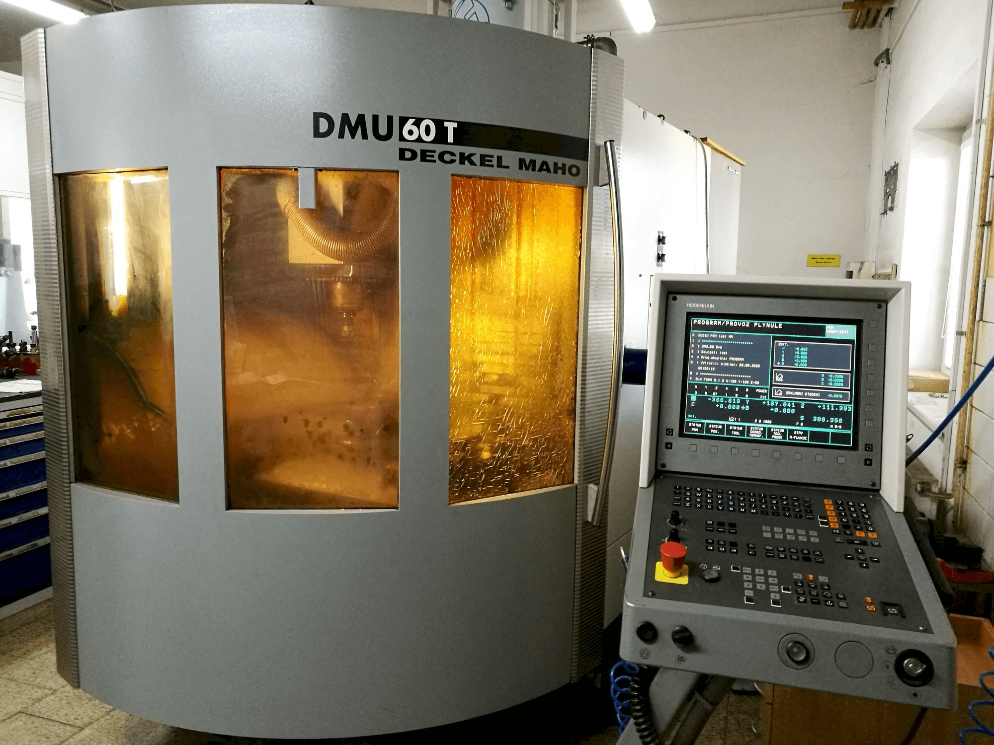 A DECKEL MAHO DMU 60T gép elölnézete
