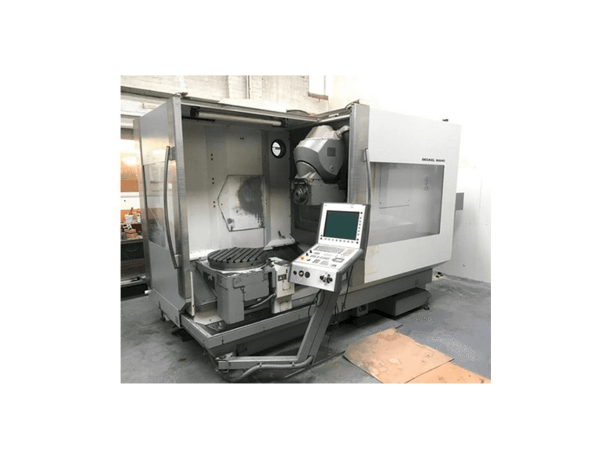 A DECKEL MAHO DMU 60P Hi-Dyn gép elölnézete