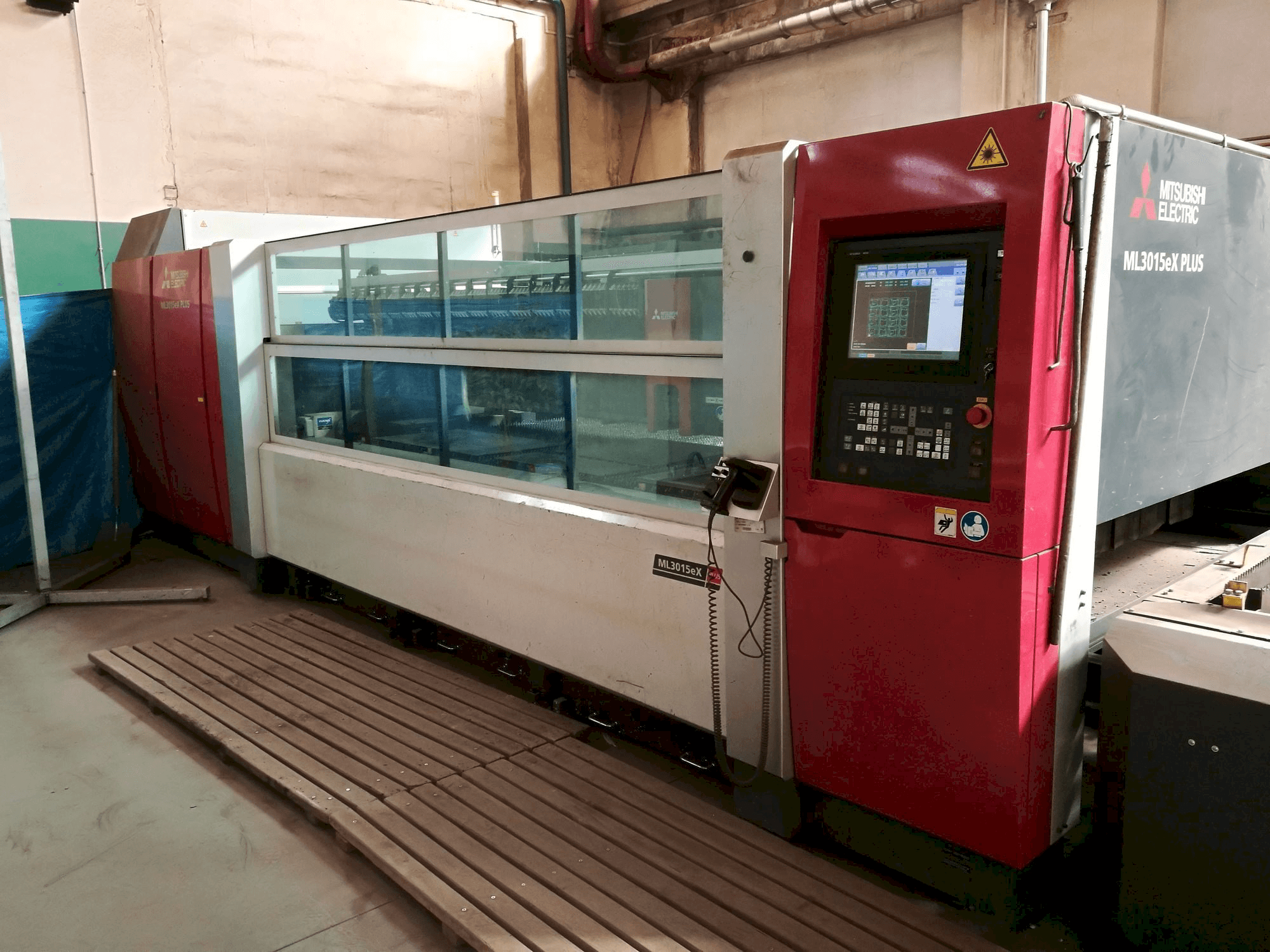 A Mitsubishi ML3015eX(S2)-45CF-R gép elölnézete