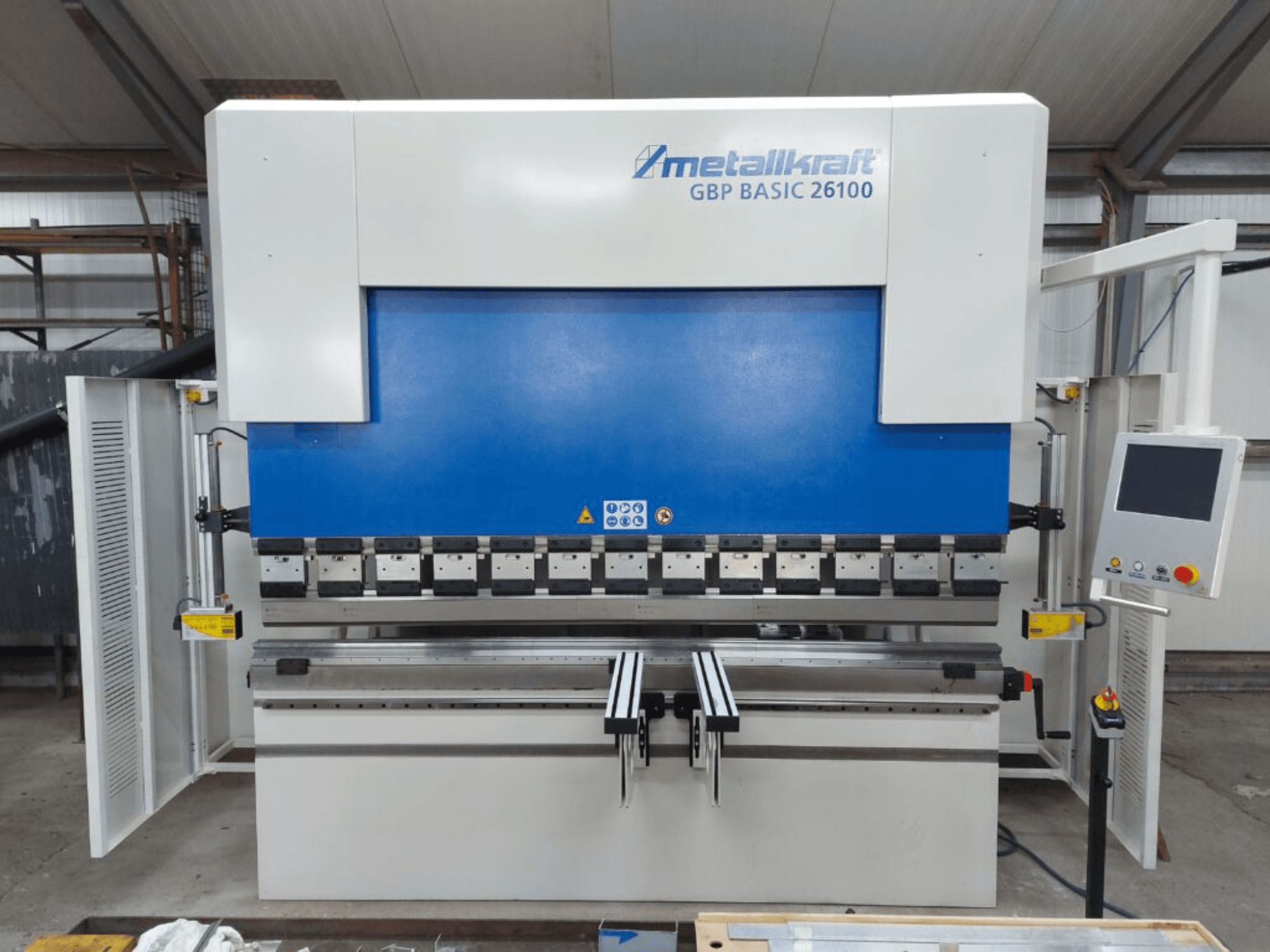 Metallkraft GBP BASIC 26100 tekercshajlító gép elölnézetben, a vezérlőpanel és a hajlítóterület jellemzőinek bemutatásával.