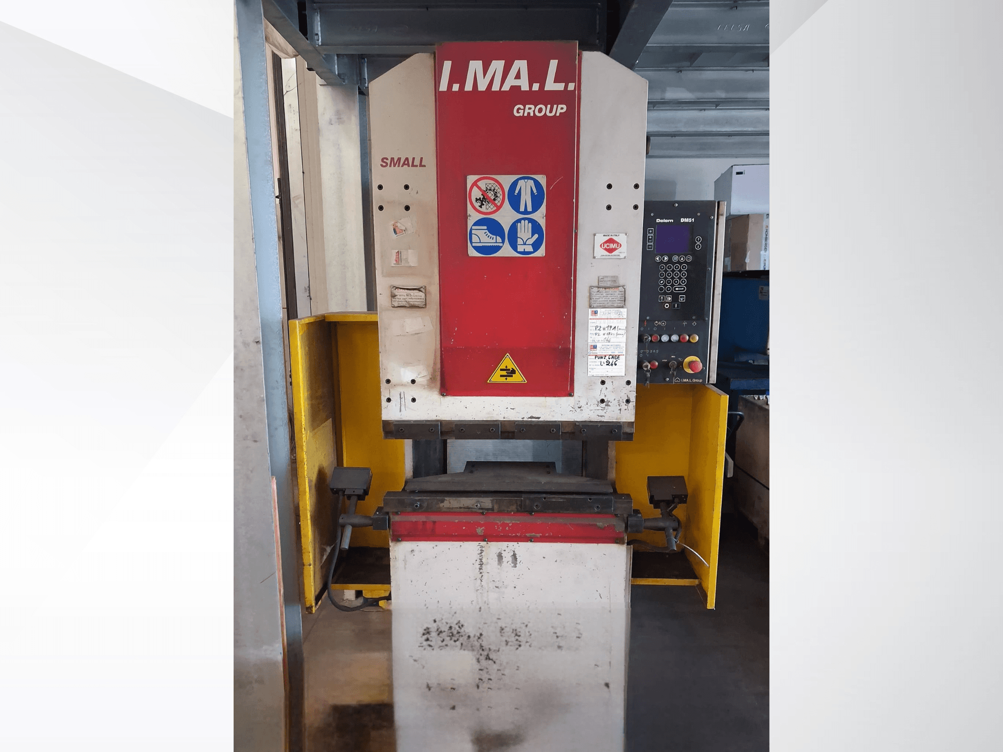 Az IMAL SMALL 835/25 hajlítógép elölnézete a vezérlőpanellel, a biztonsági jelzésekkel és a sárga védőburkolattal.