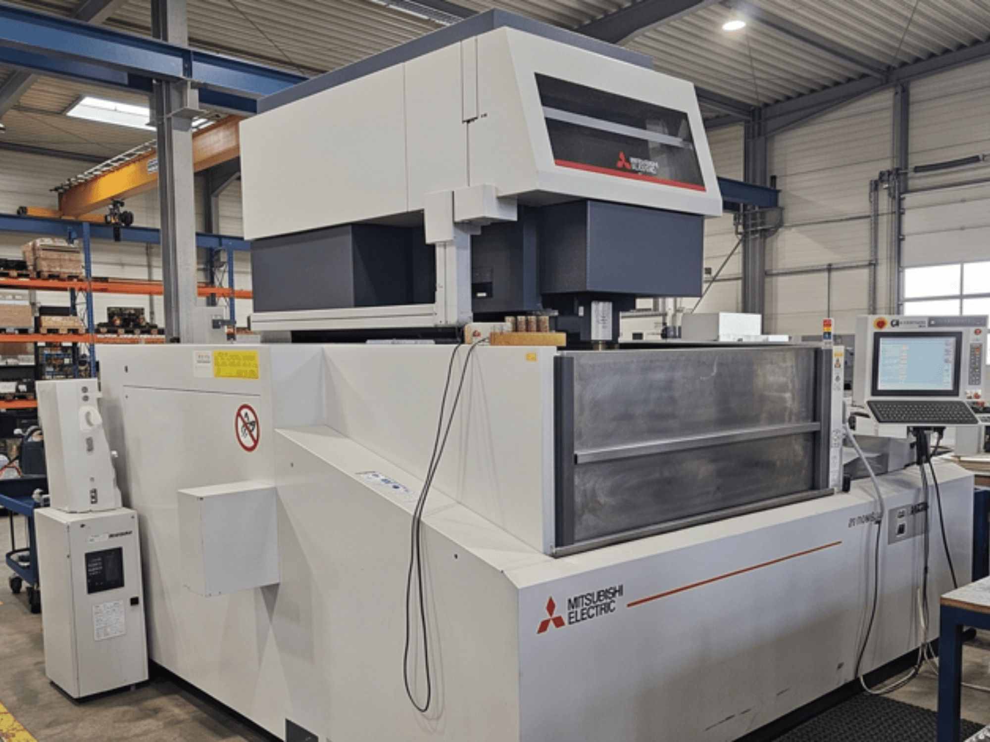 Mitsubishi MV-4800 huzalos szikraforgácsoló gép, elölnézet, amelyen a vezérlőpanel és a munkaterület látható gyári környezetben.