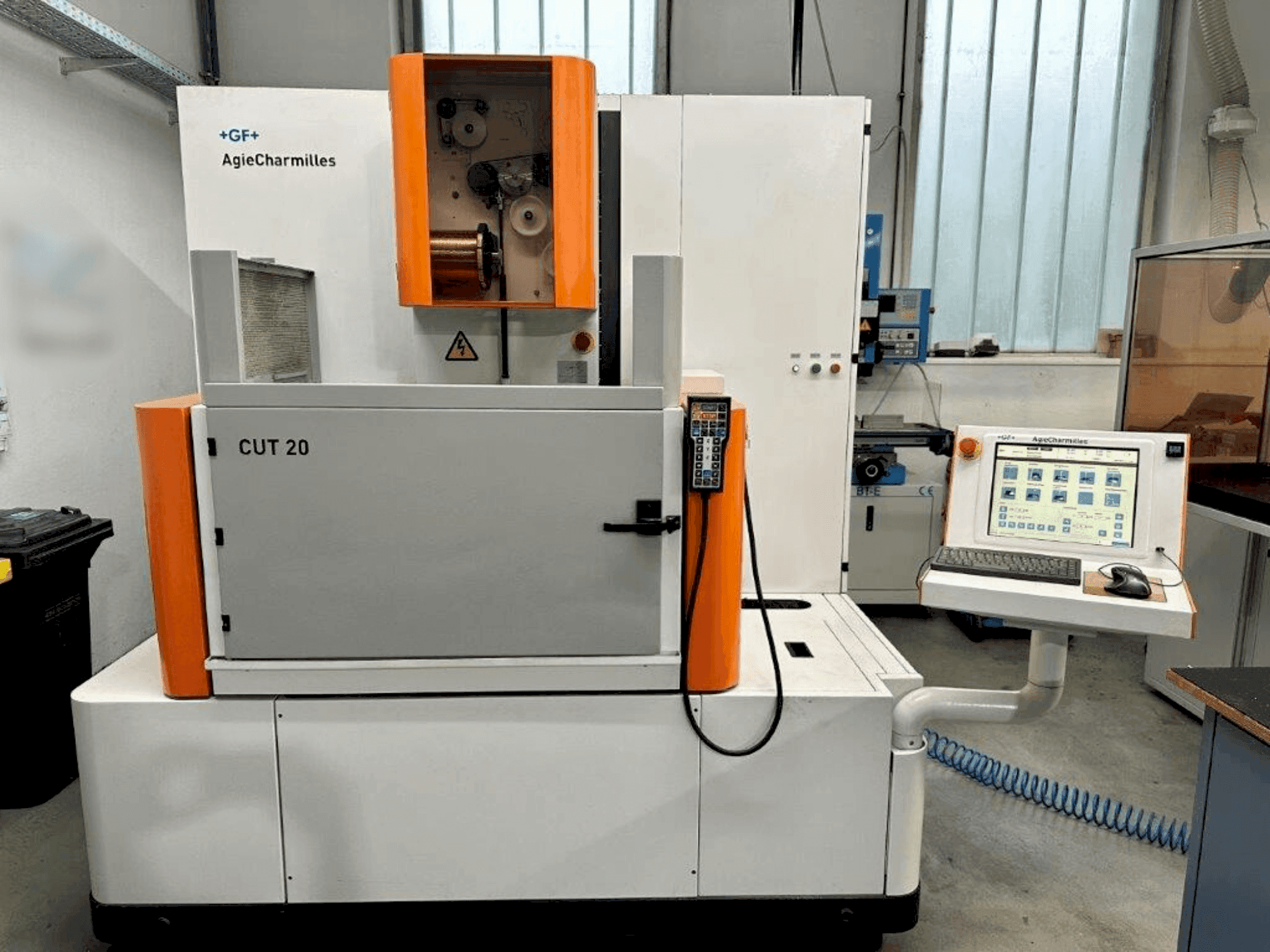 A AGIE CUT 20 gép elölnézete