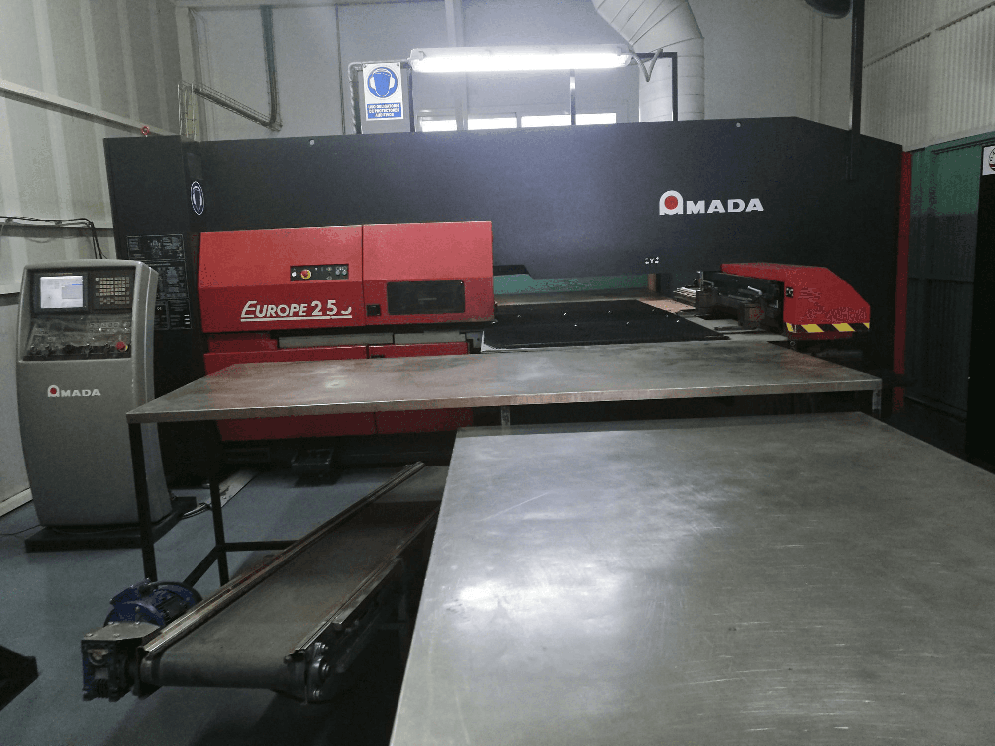 A AMADA EUROPE 255 gép elölnézete