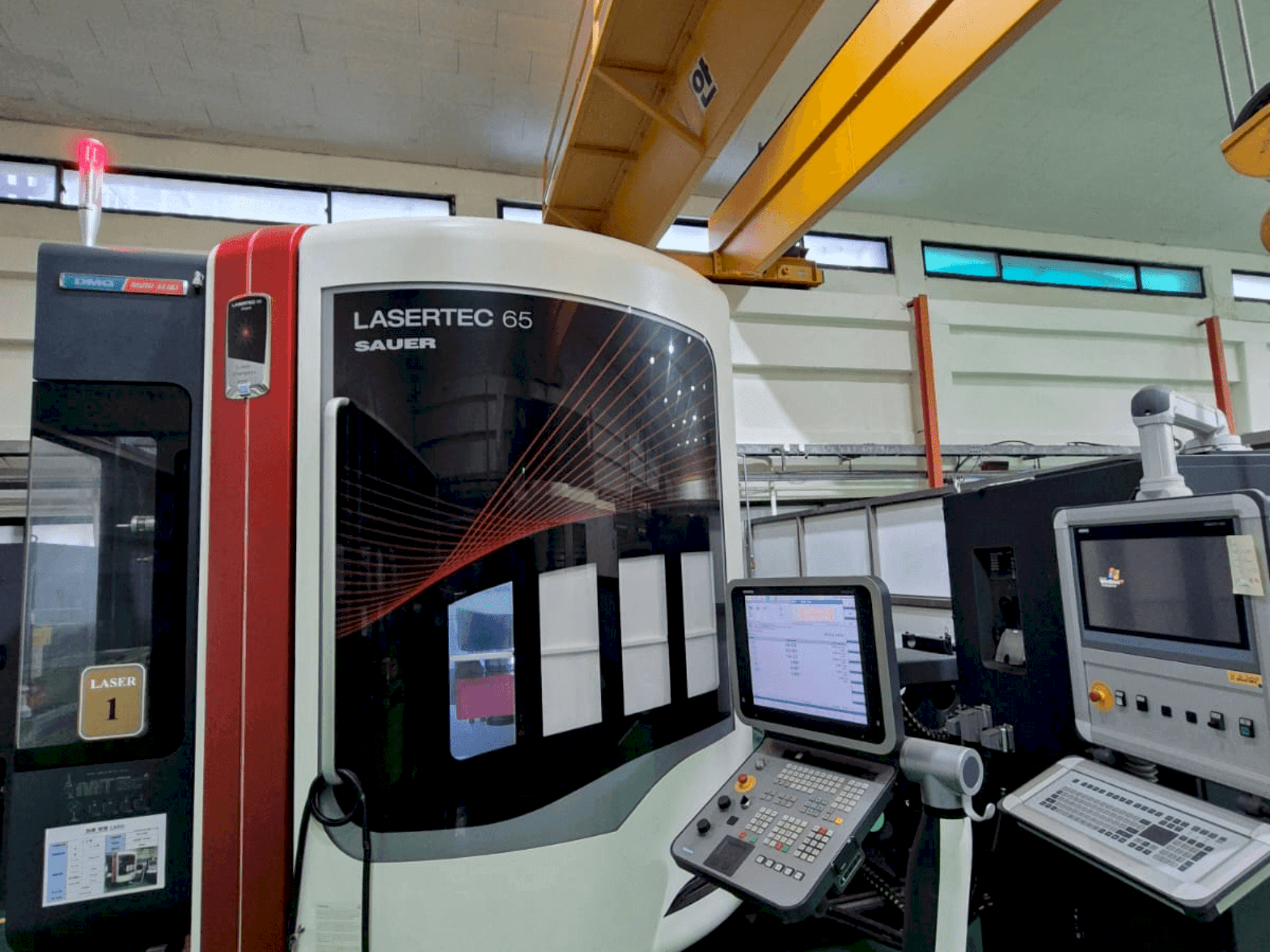 A DMG Mori Seiki LaserTech 65 gép elölnézete
