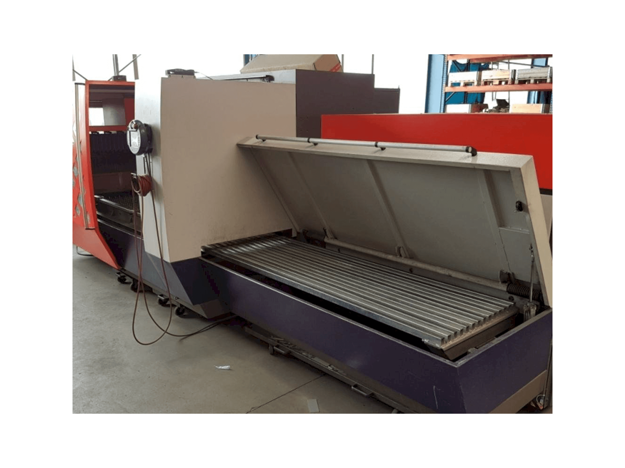 A Bystronic Byvention 3015 gép elölnézete