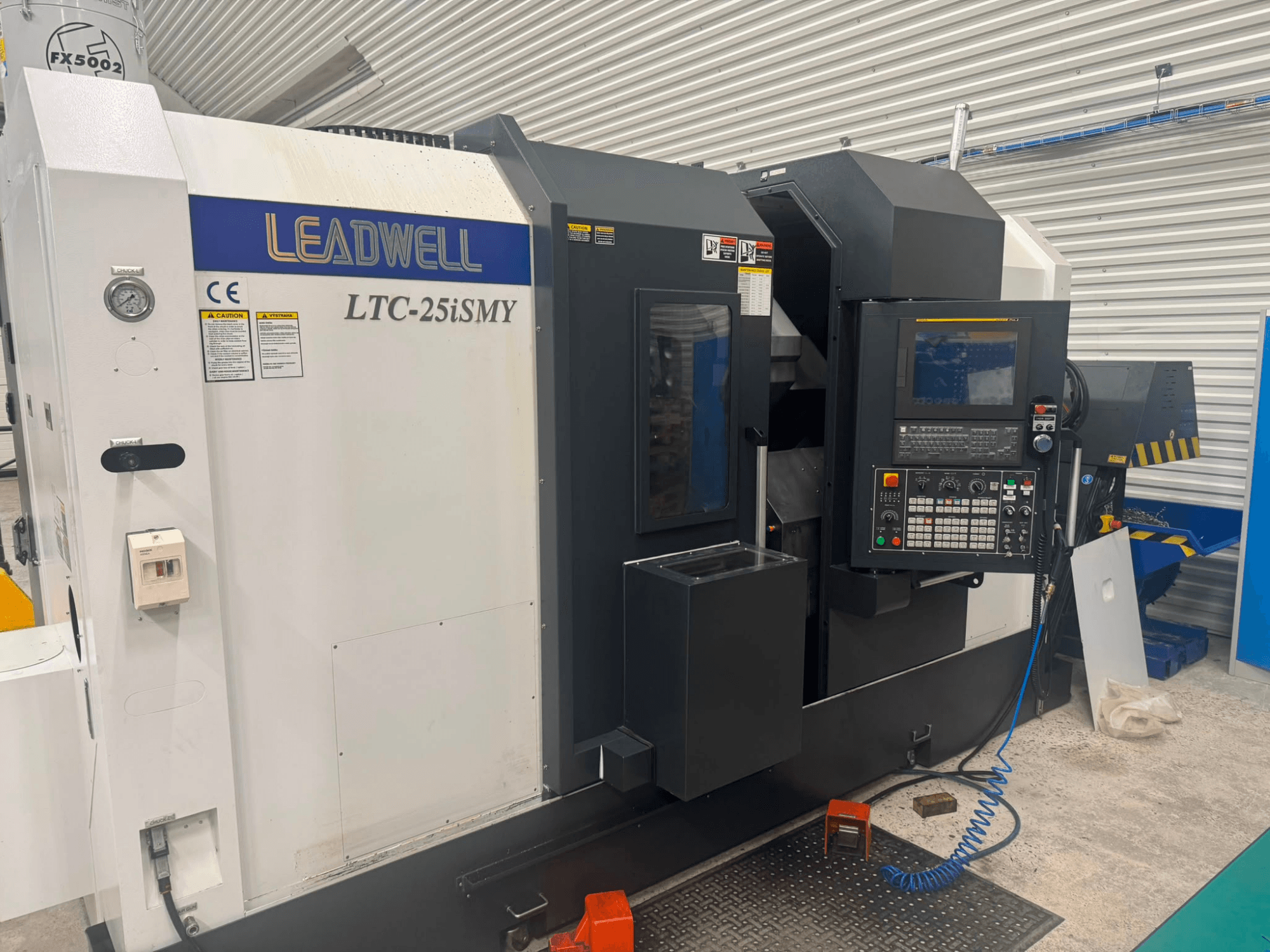 A Leadwell LTC-25iSMY vízszintes eszterga elölnézetben, a vezérlőpanellel és a kezelőfelületekkel.