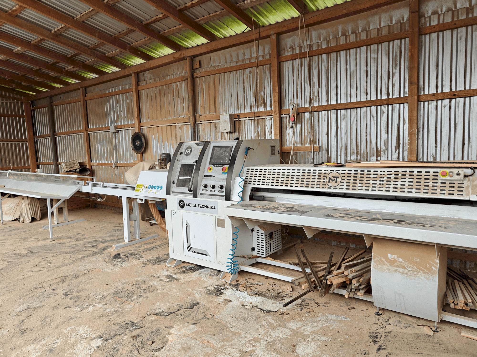 A METAL TECHNIKA OWD-1600 gép elölnézete