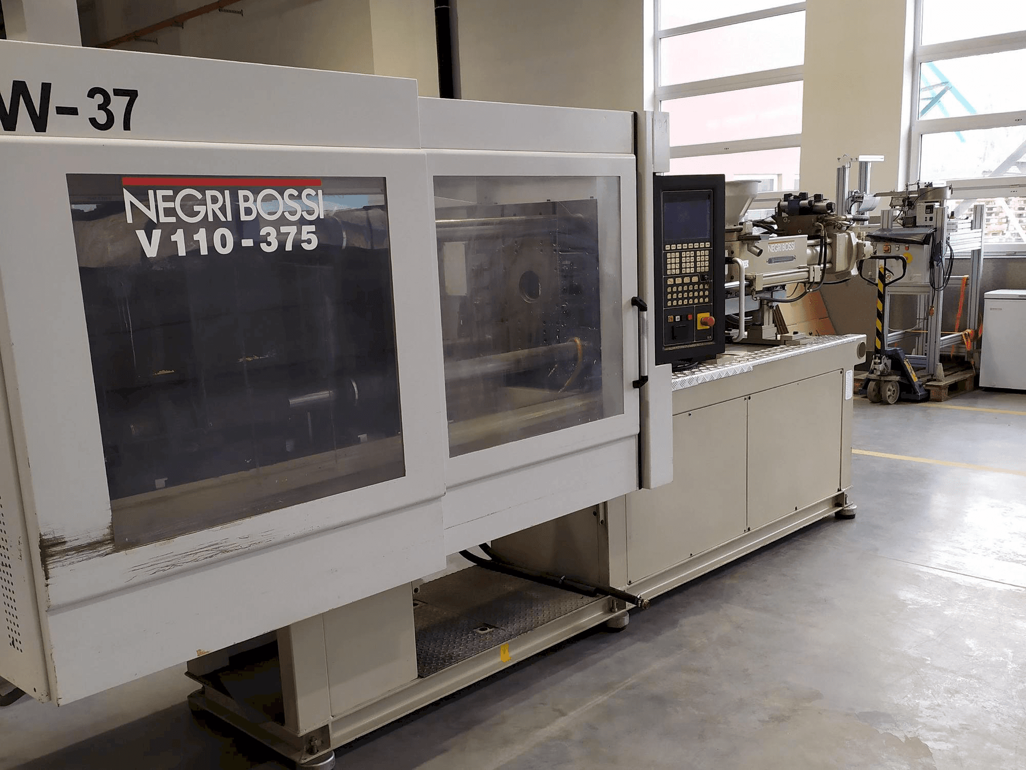 A Negri Bossi V110-375 gép elölnézete
