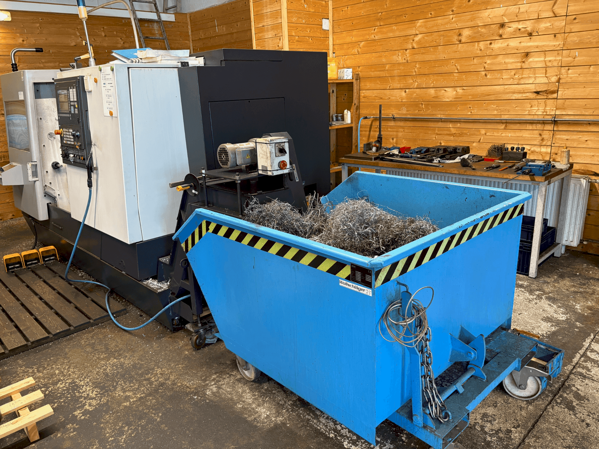 A HWACHEON Cutex 240 gép elölnézete