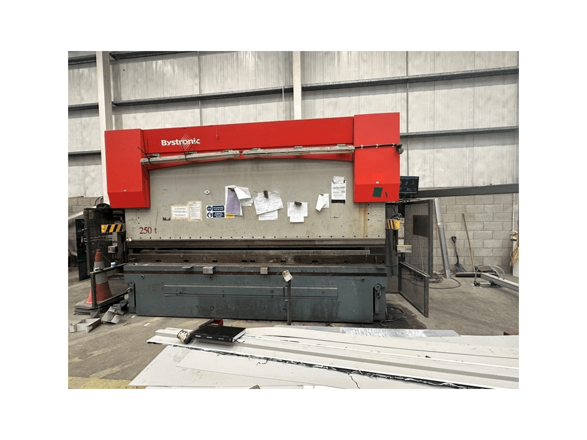A Bystronic PR 250 x 4100 gép elölnézete