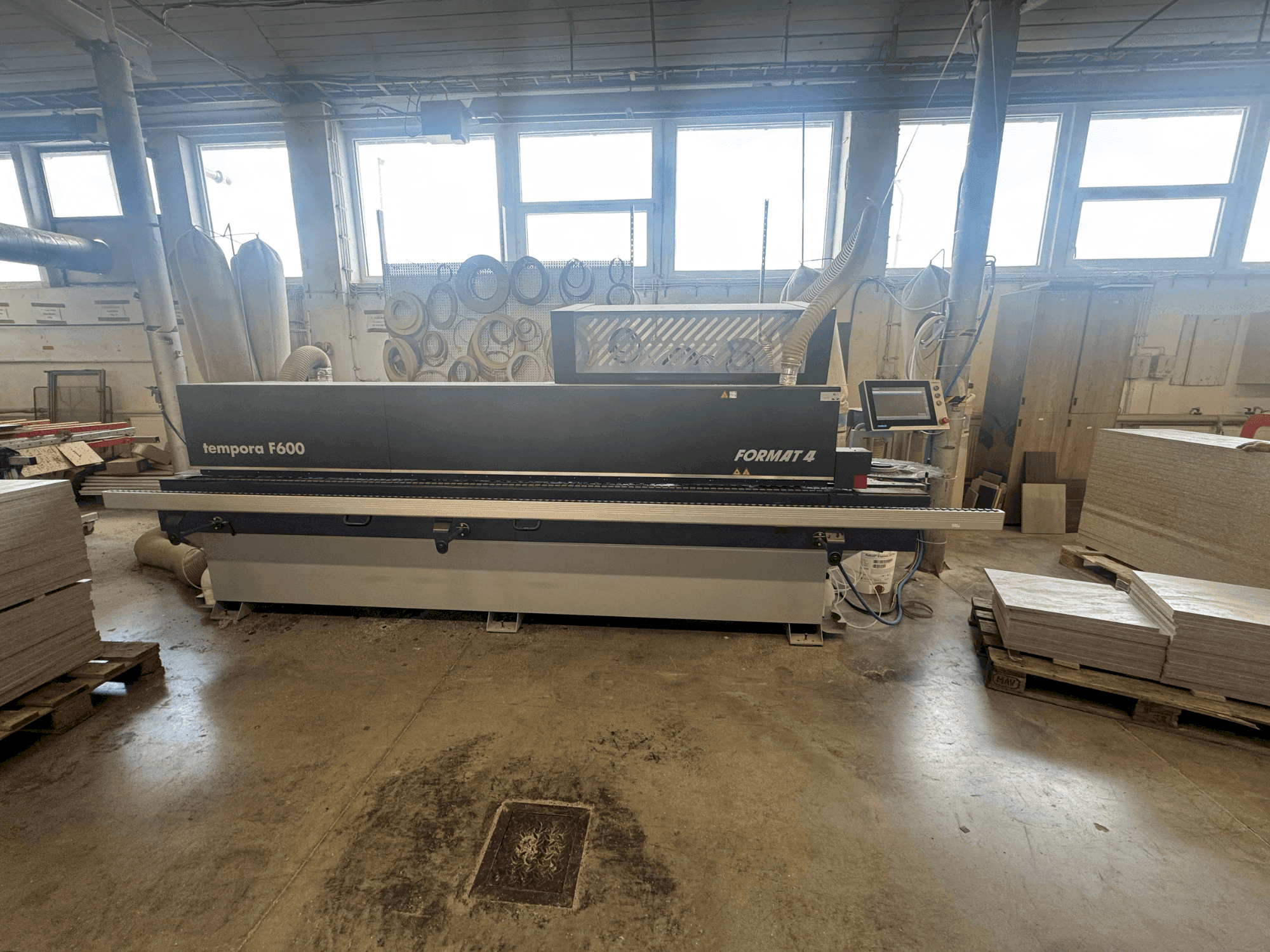 A FORMAT4 TEMPORA 60.06 glueBox x-motion gép elölnézete