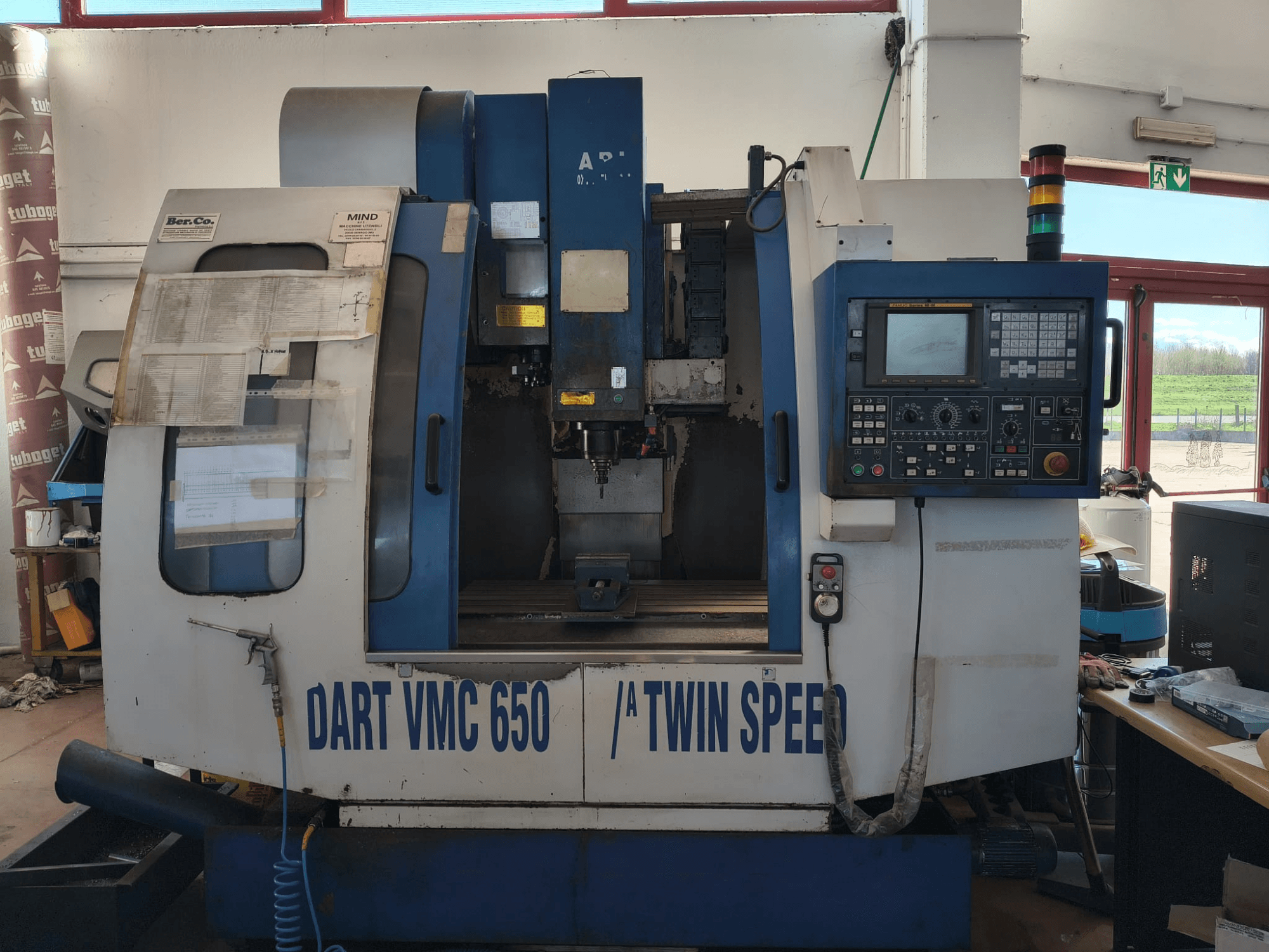 DART VMC650 XL/A T.S függőleges megmunkálóközpont, előlnézet, vezérlőpanel, szerszámtartó és működési részletek.