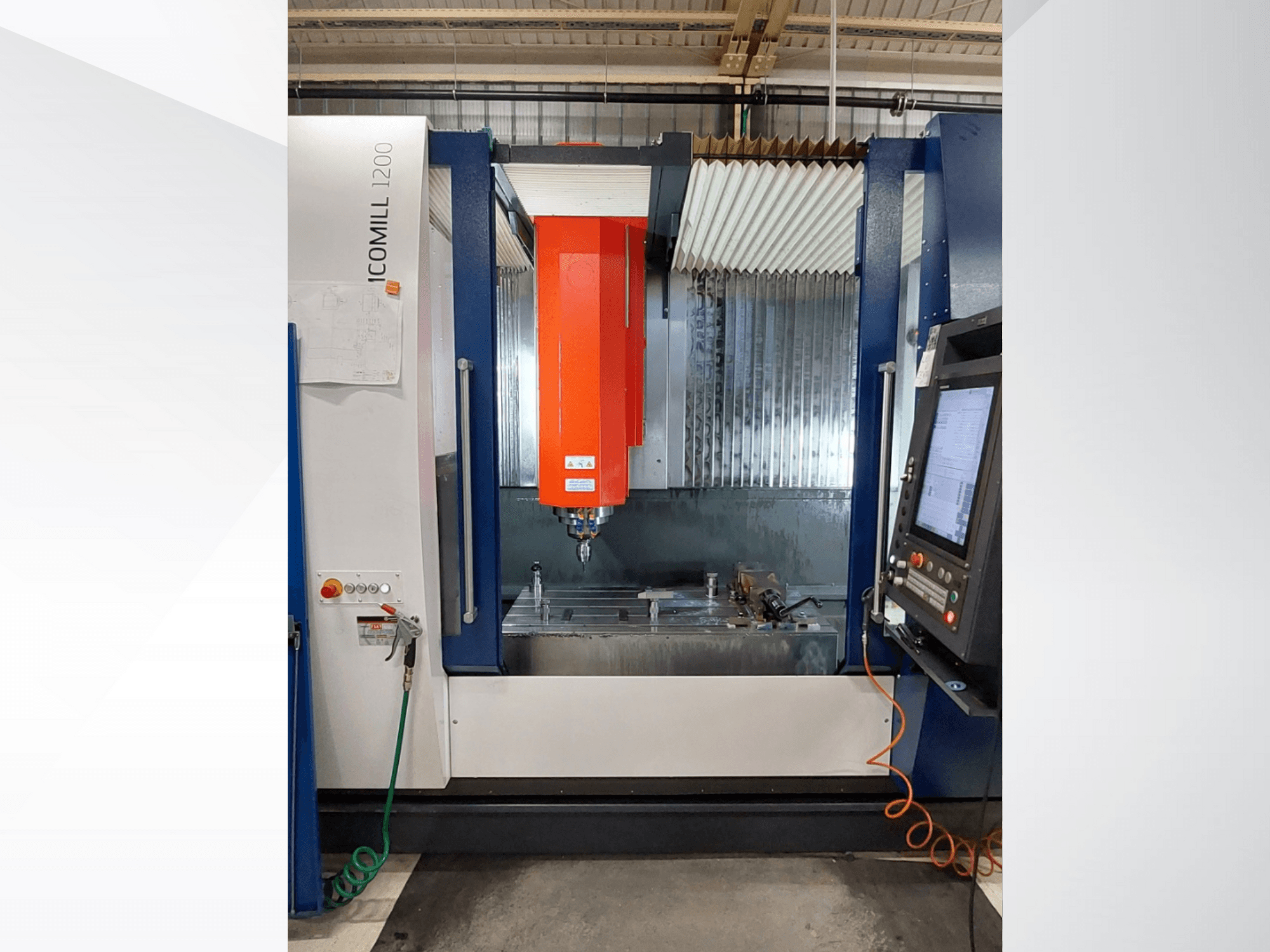 ICOMILL 1200 CNC marógép piros orsóval, elölnézetben a vezérlőpanel és a szerszámokkal ellátott munkaterület.