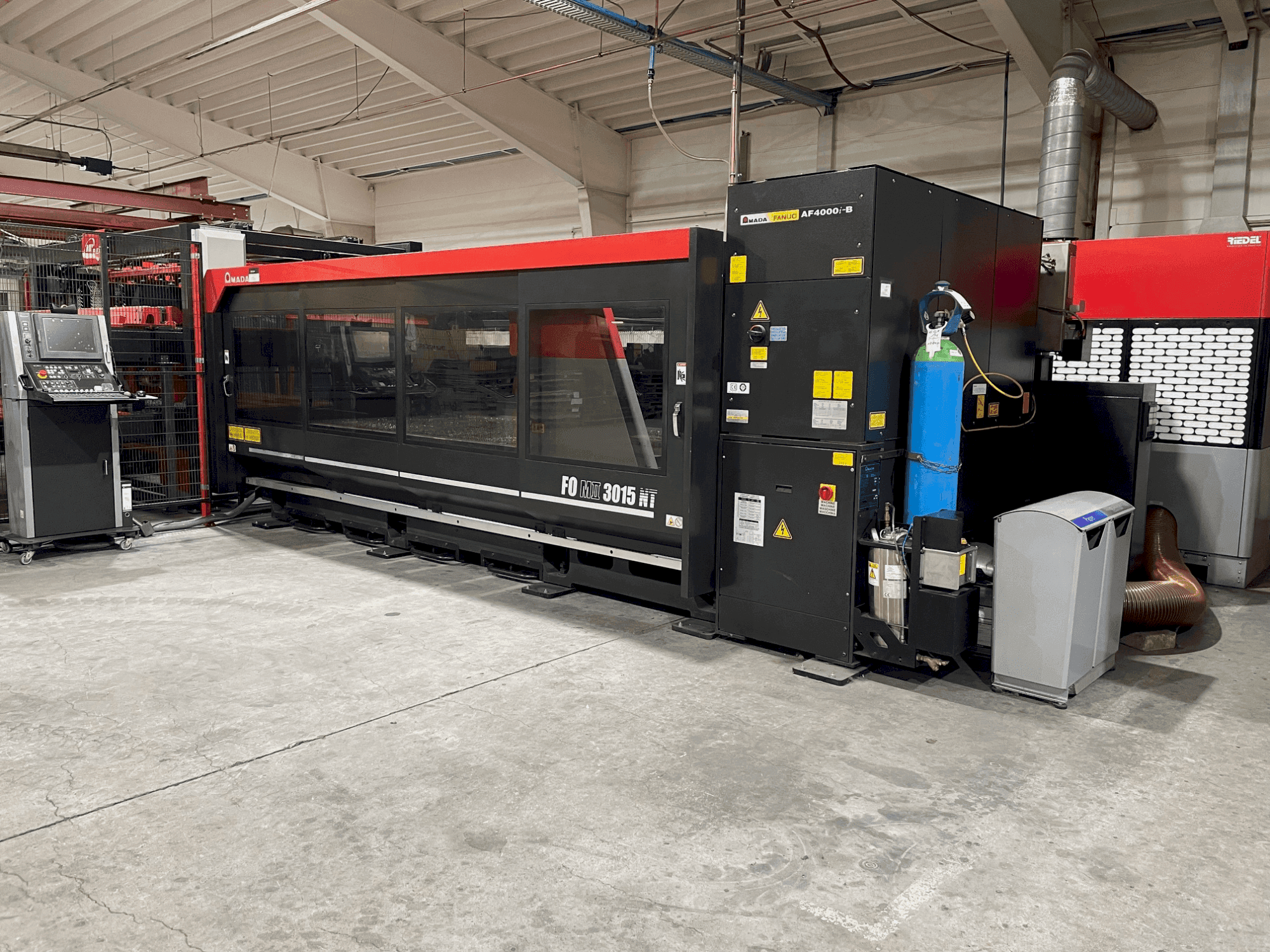 A AMADA FOM2 3015 NT gép elölnézete