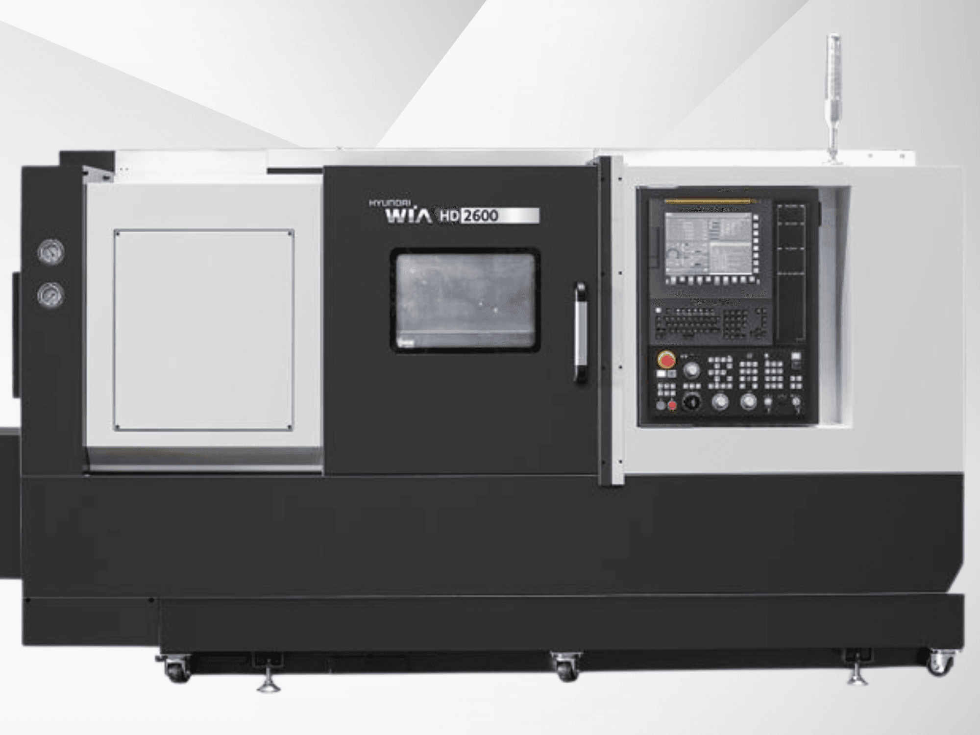 Hyundai WIA HD2600 CNC eszterga, előlnézet, a vezérlőpanel a gombokkal, a képernyővel és a szerszámtérrel.