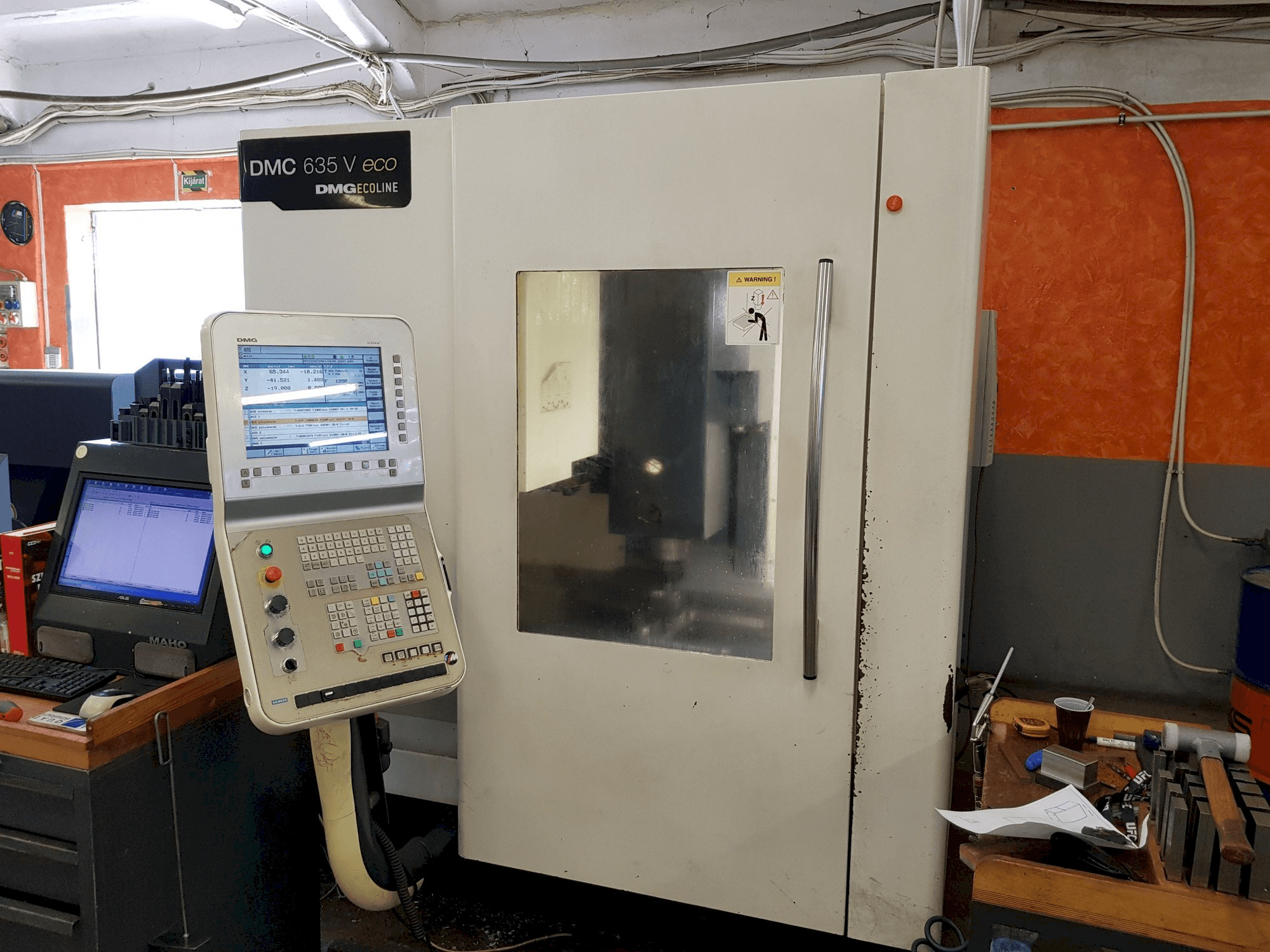 A DMG DMC 635 V eco gép elölnézete