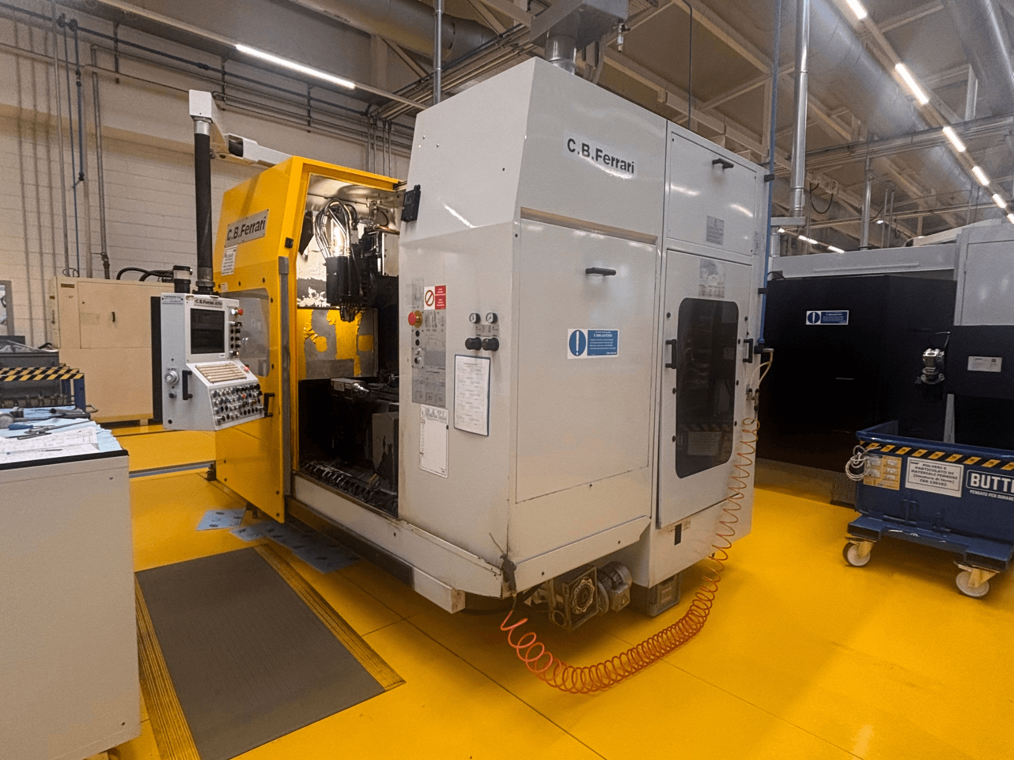 C.B. Ferrari A175 függőleges megmunkálóközpont gyári beállításban, elölnézetben, a vezérlőpanel és a nyitott bejárati ajtó látható.