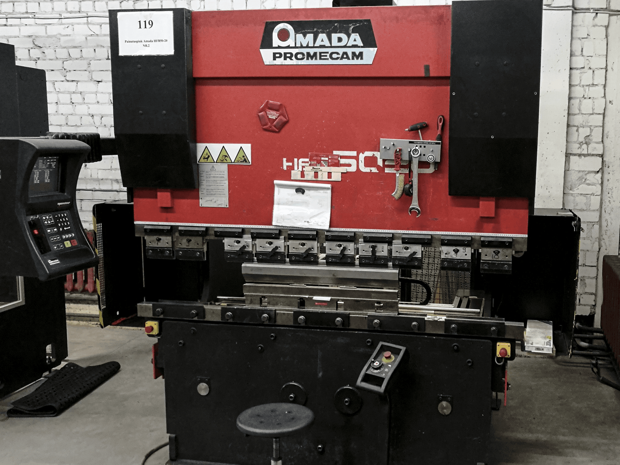 A AMADA HFB0 50-20 gép elölnézete