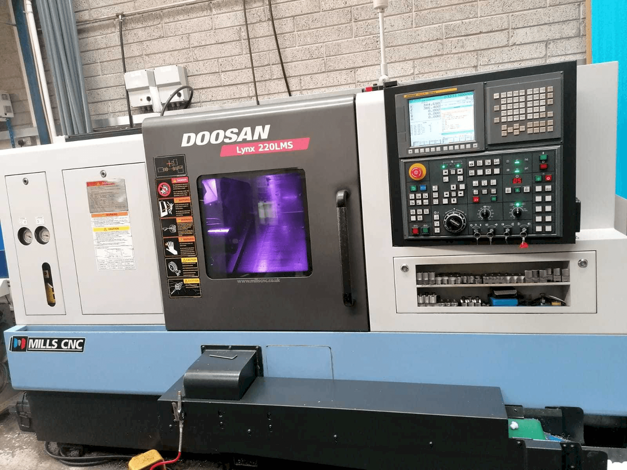 A Doosan Lynx 220LMSA gép elölnézete