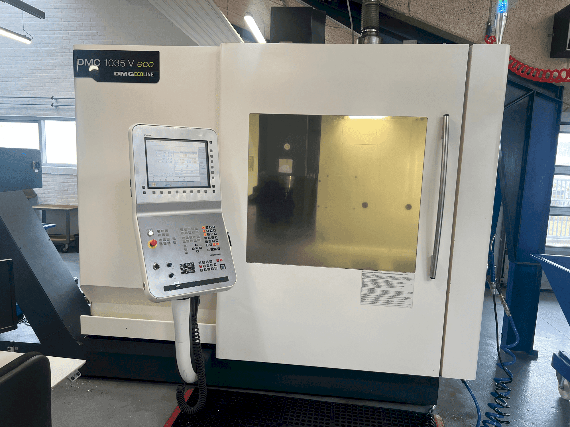 A DMG MORI DMC 1035V eco gép elölnézete