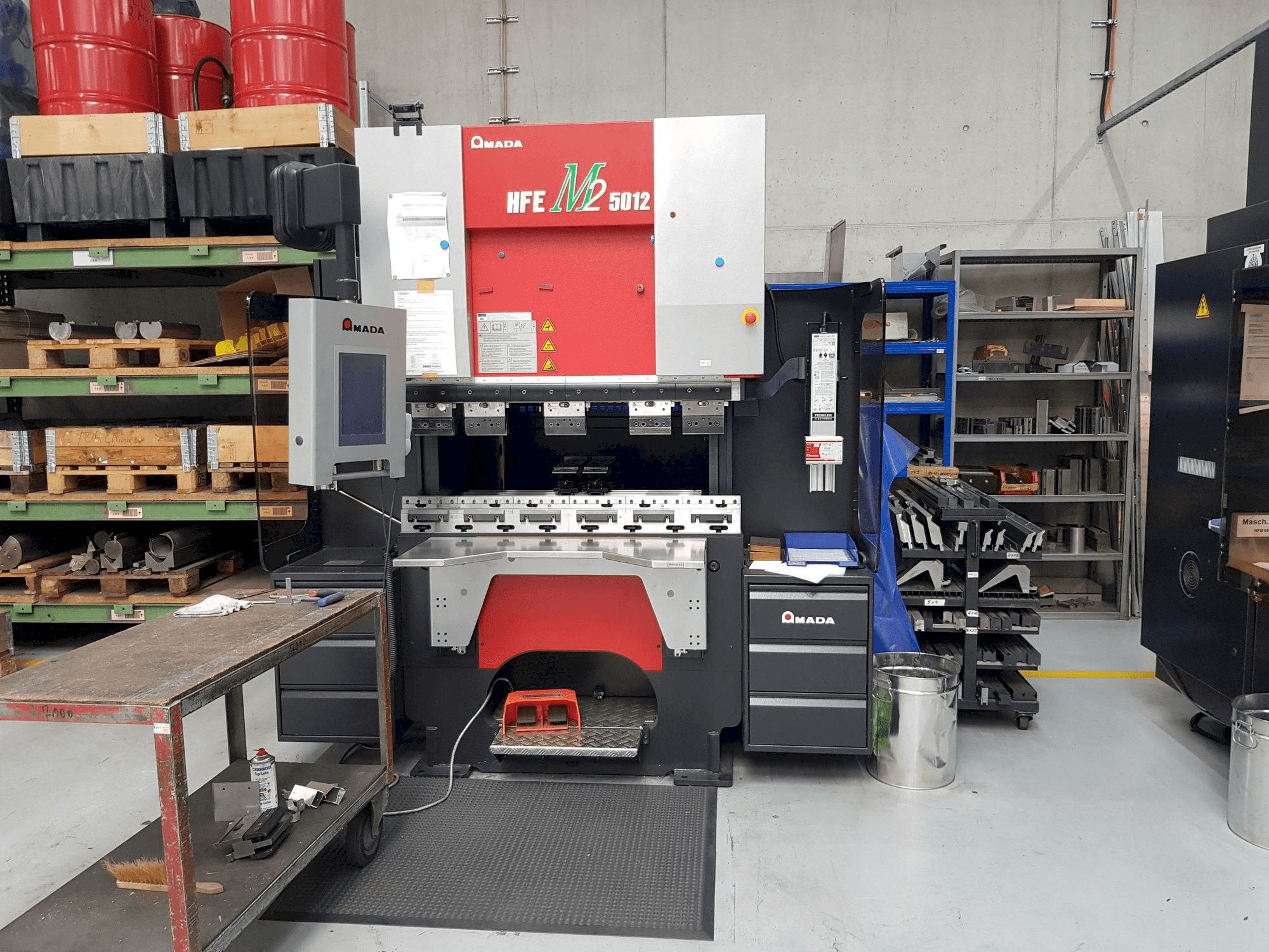 A AMADA HFE M2 5012 gép elölnézete