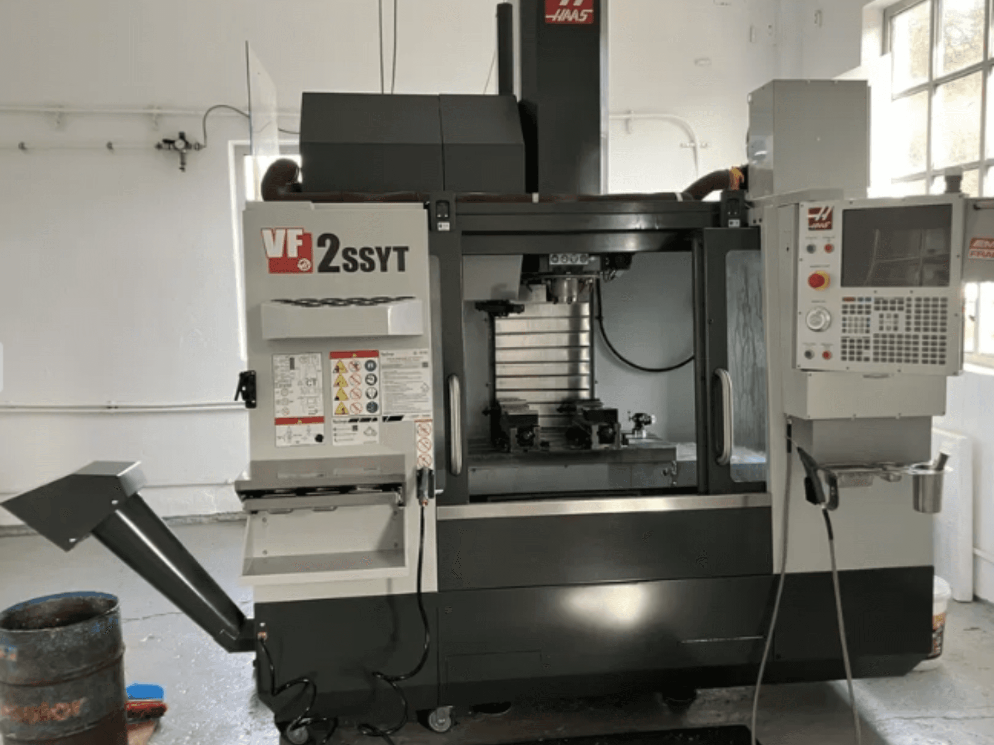 Haas VF-2SSYT CNC-malom, elölnézet, vezérlőpanel, szerszámtartó és hűtőközeg-rendszer fém megmunkálásához.