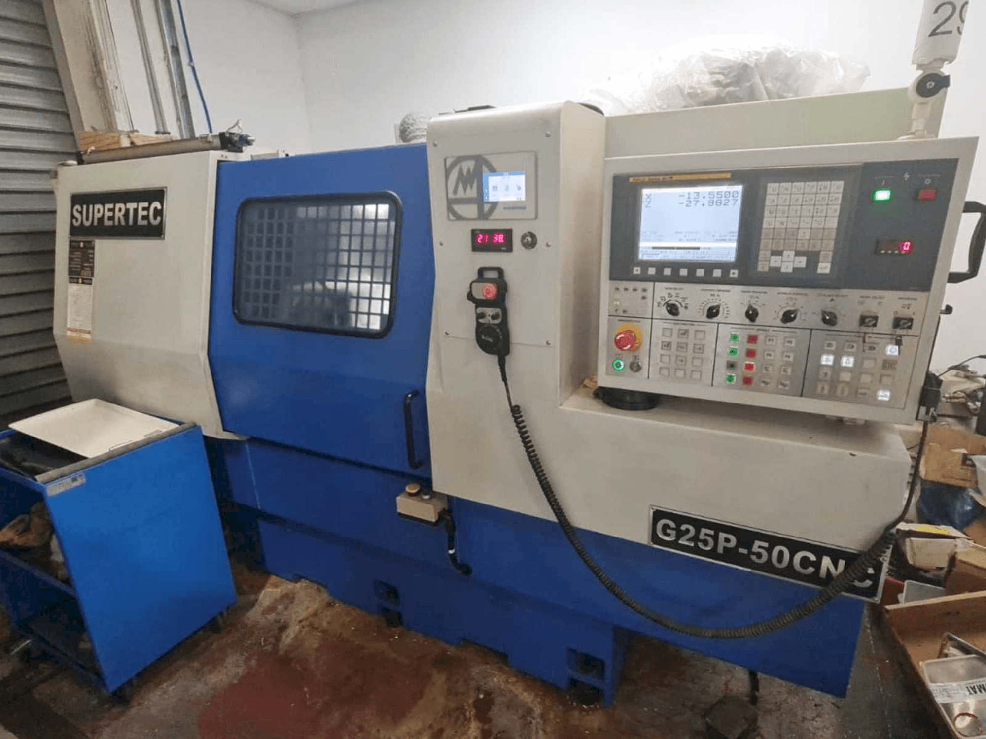 A Supertec G25P-500CNC gép elölnézete