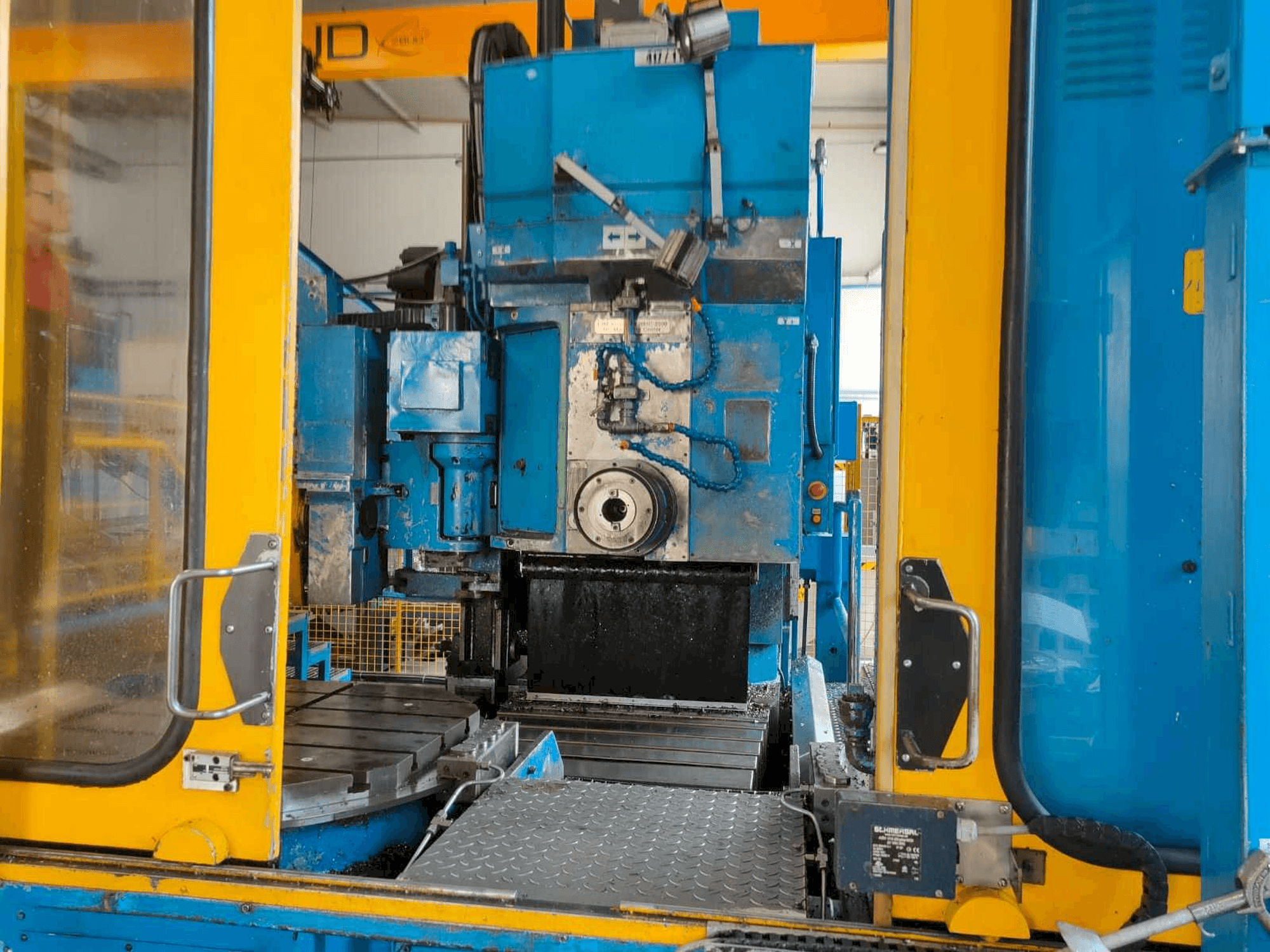 A Cincinnati MILACRON 20-HC-2500 gép elölnézete