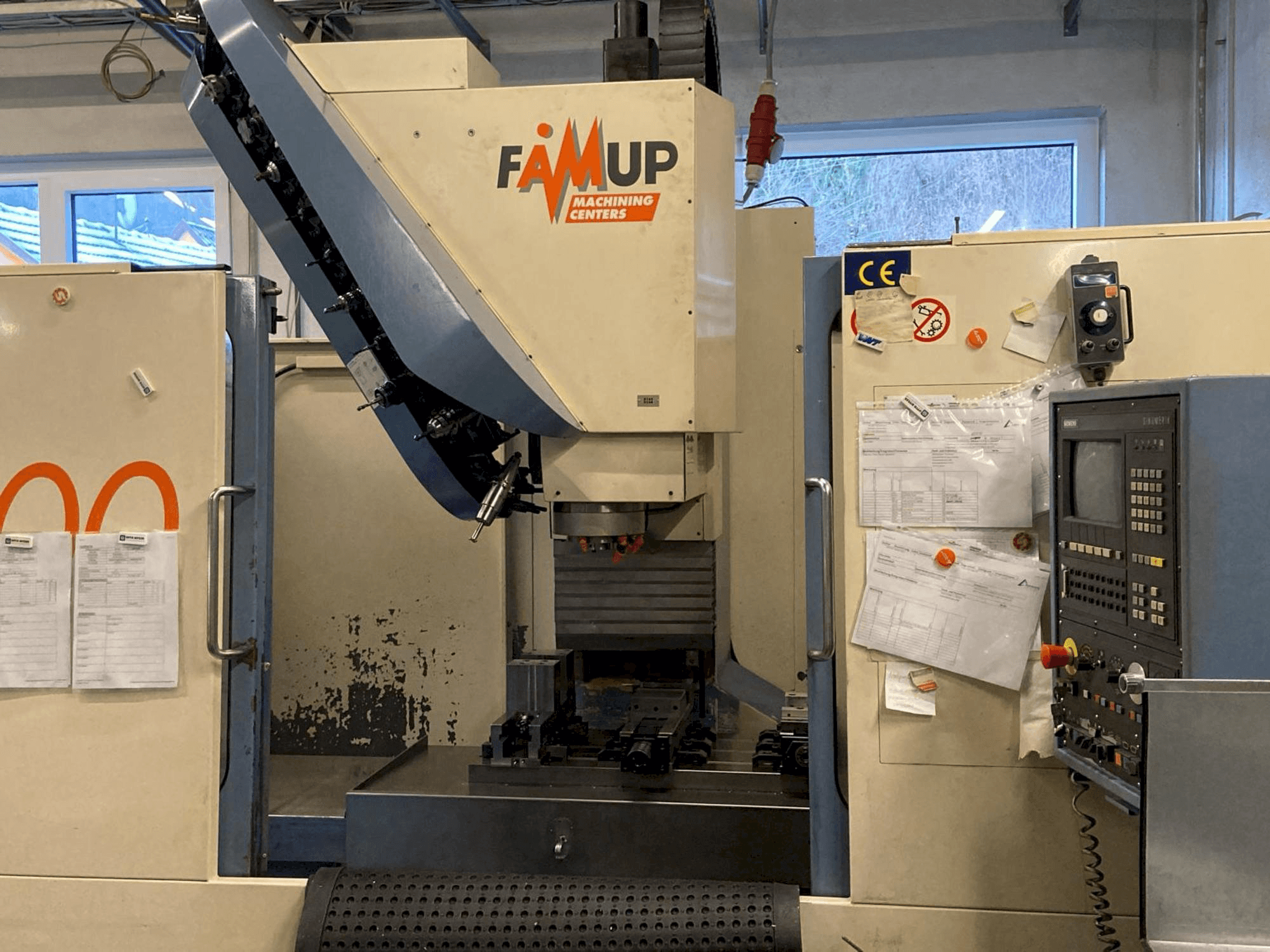 A FAMUP MCX1000 gép elölnézete
