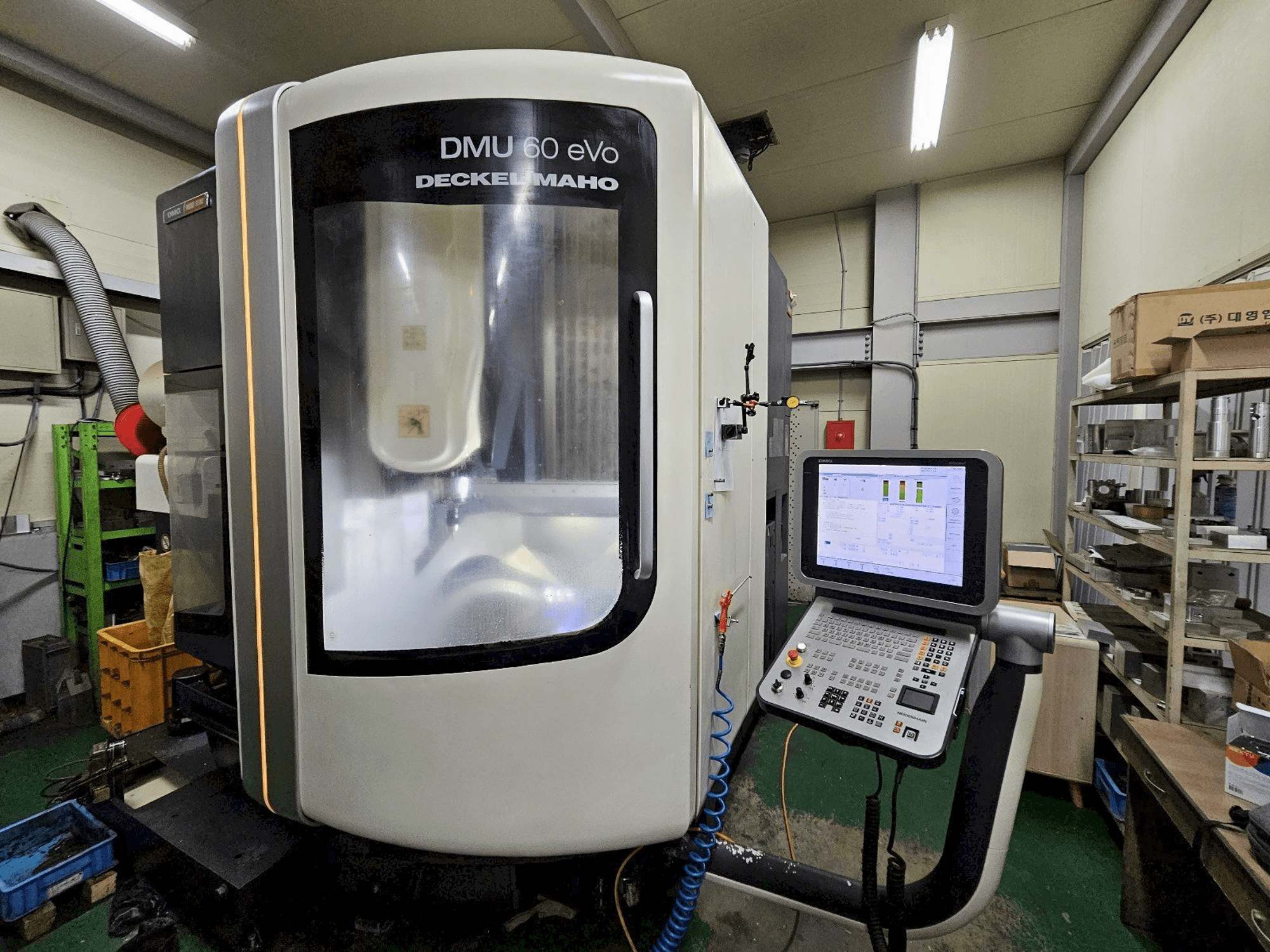 A DMG MORI DMU 60 EVO gép elölnézete