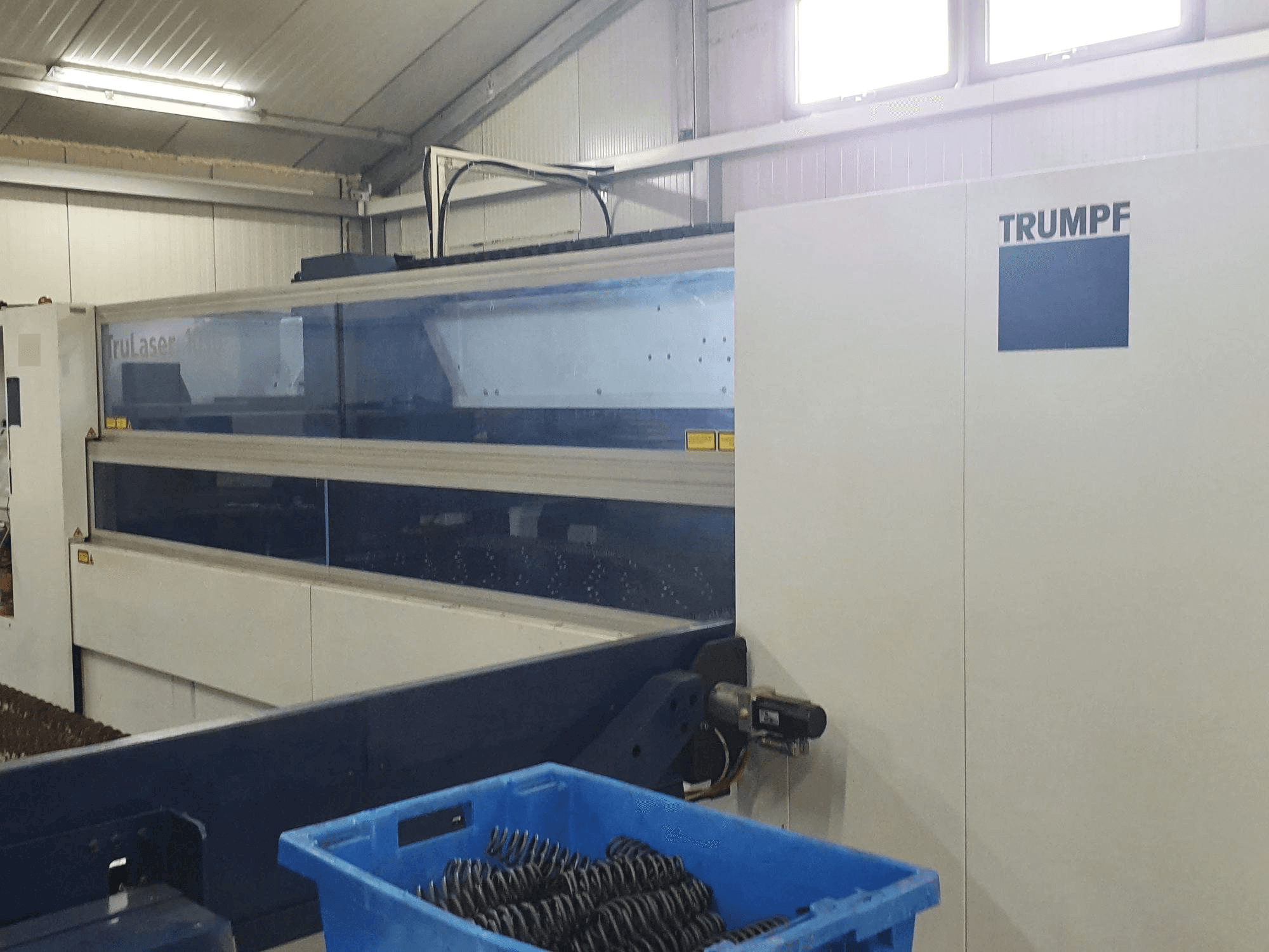 A Trumpf TruLaser 1030 gép elölnézete