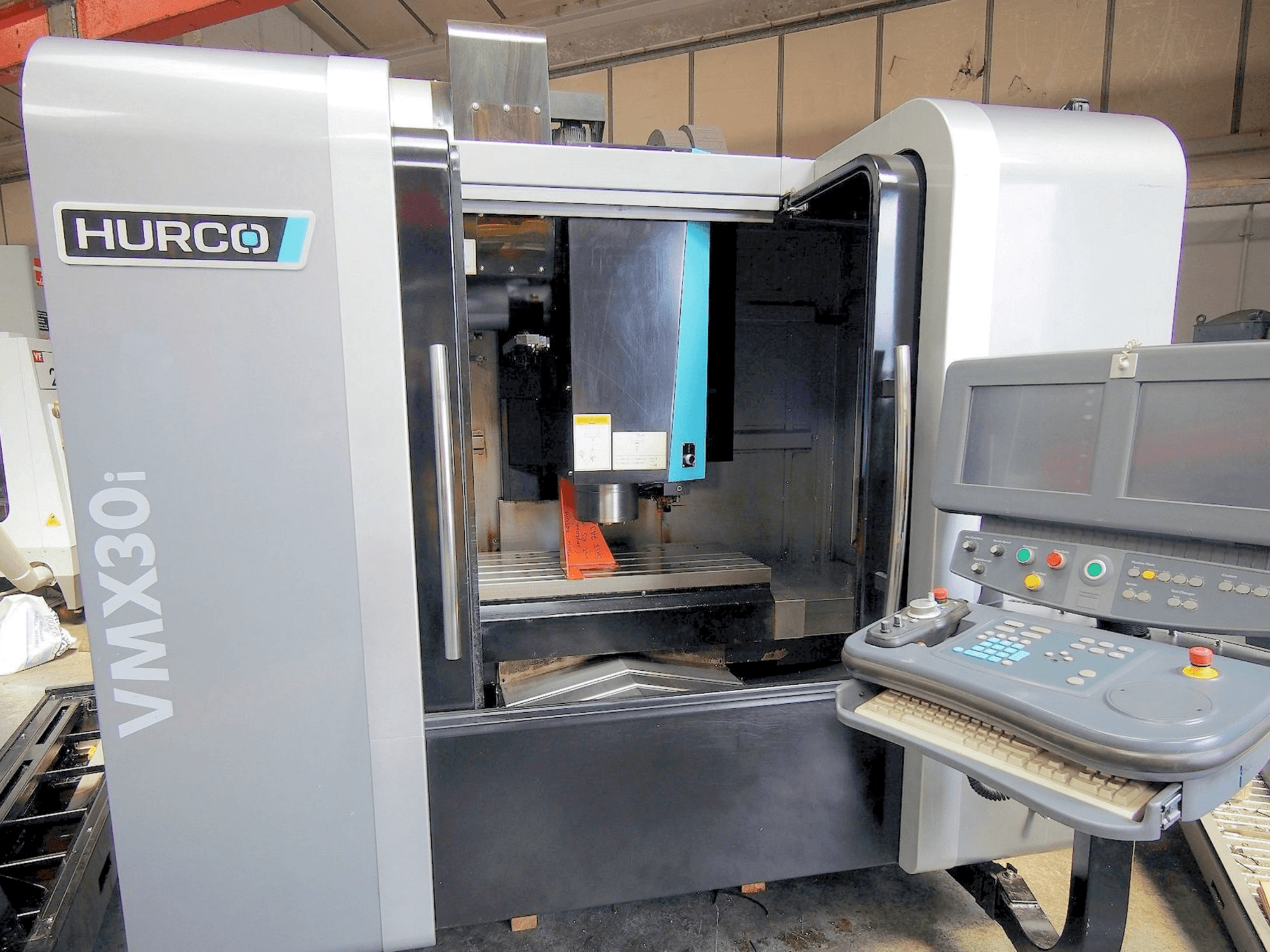 A Hurco VMX 30i gép elölnézete
