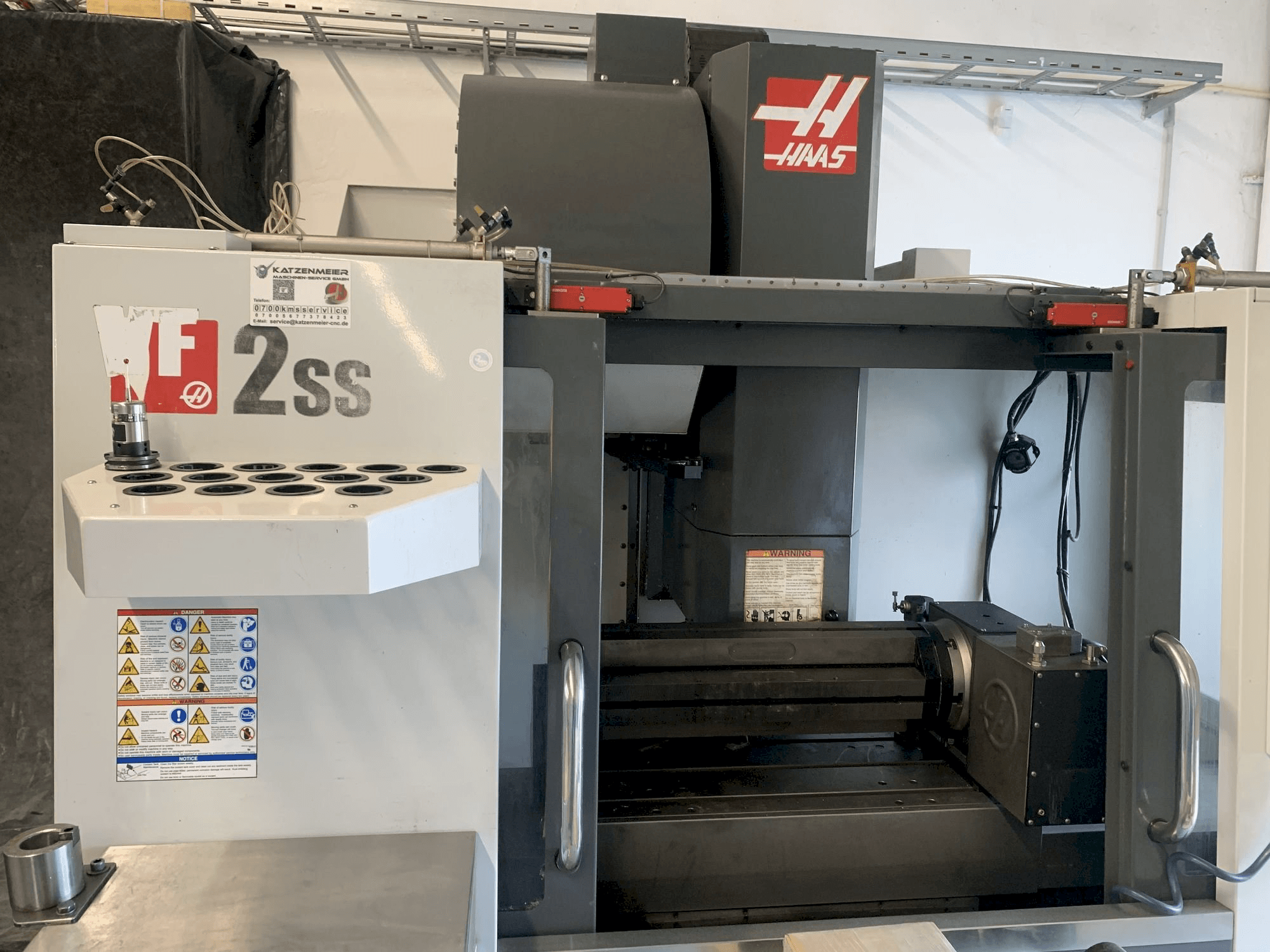 A HAAS VF-2SS gép elölnézete