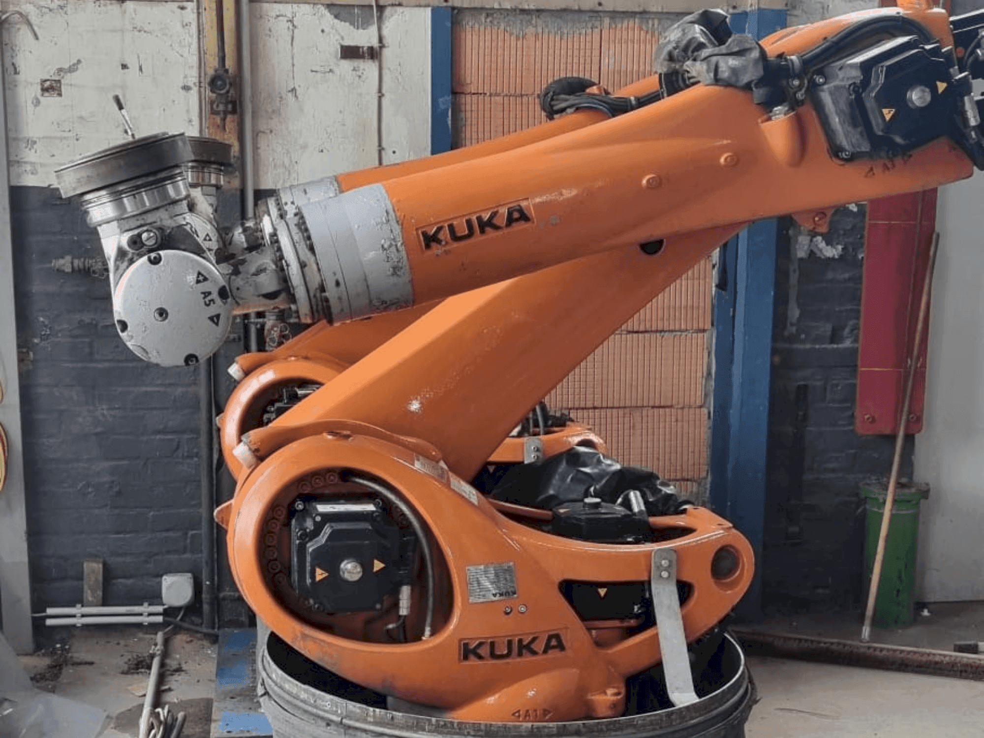 A KUKA KR 90 R3100 extra C-F-HP gép elölnézete