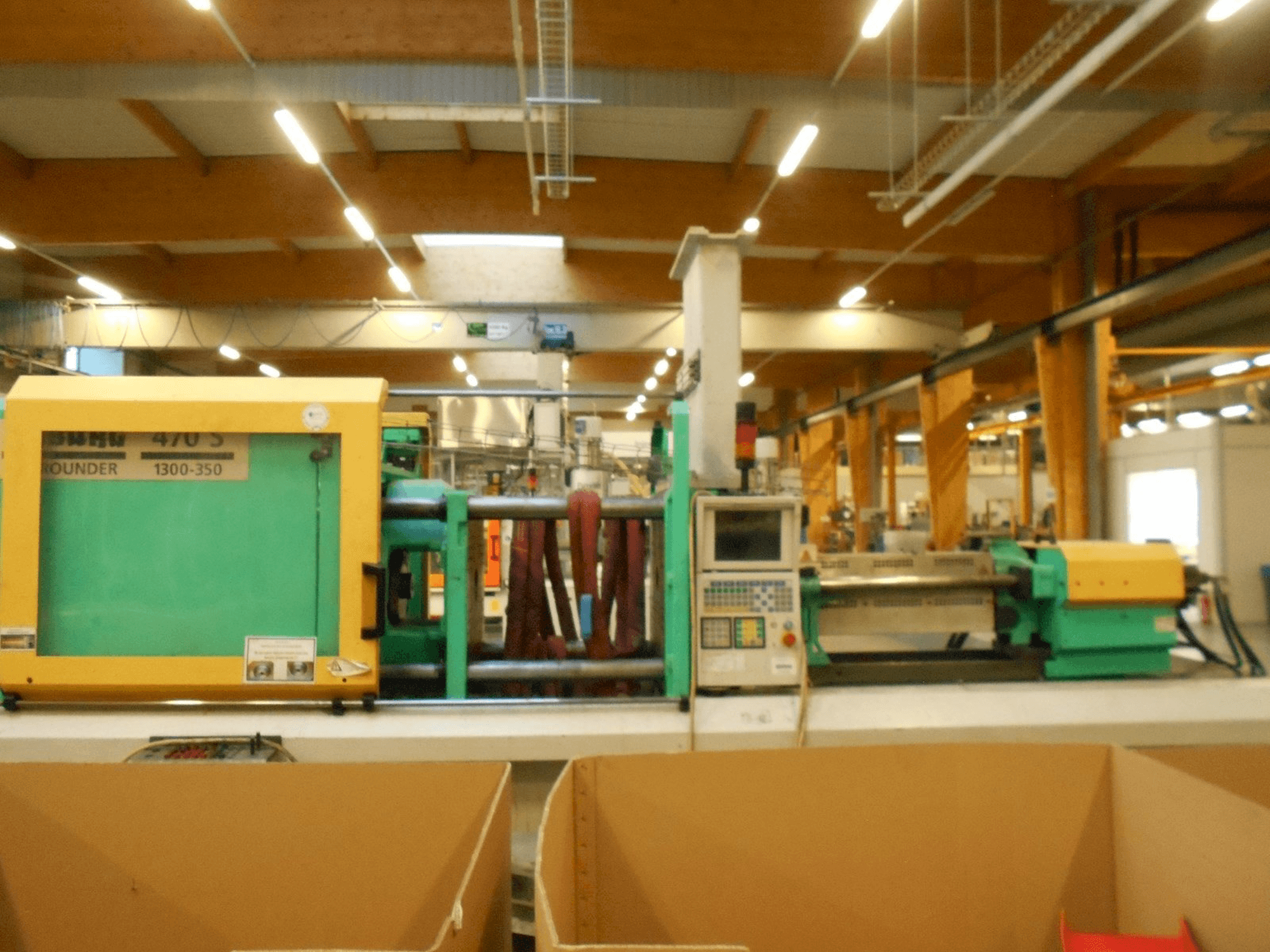 A Arburg Allrounder 470 S 1300-350 gép elölnézete