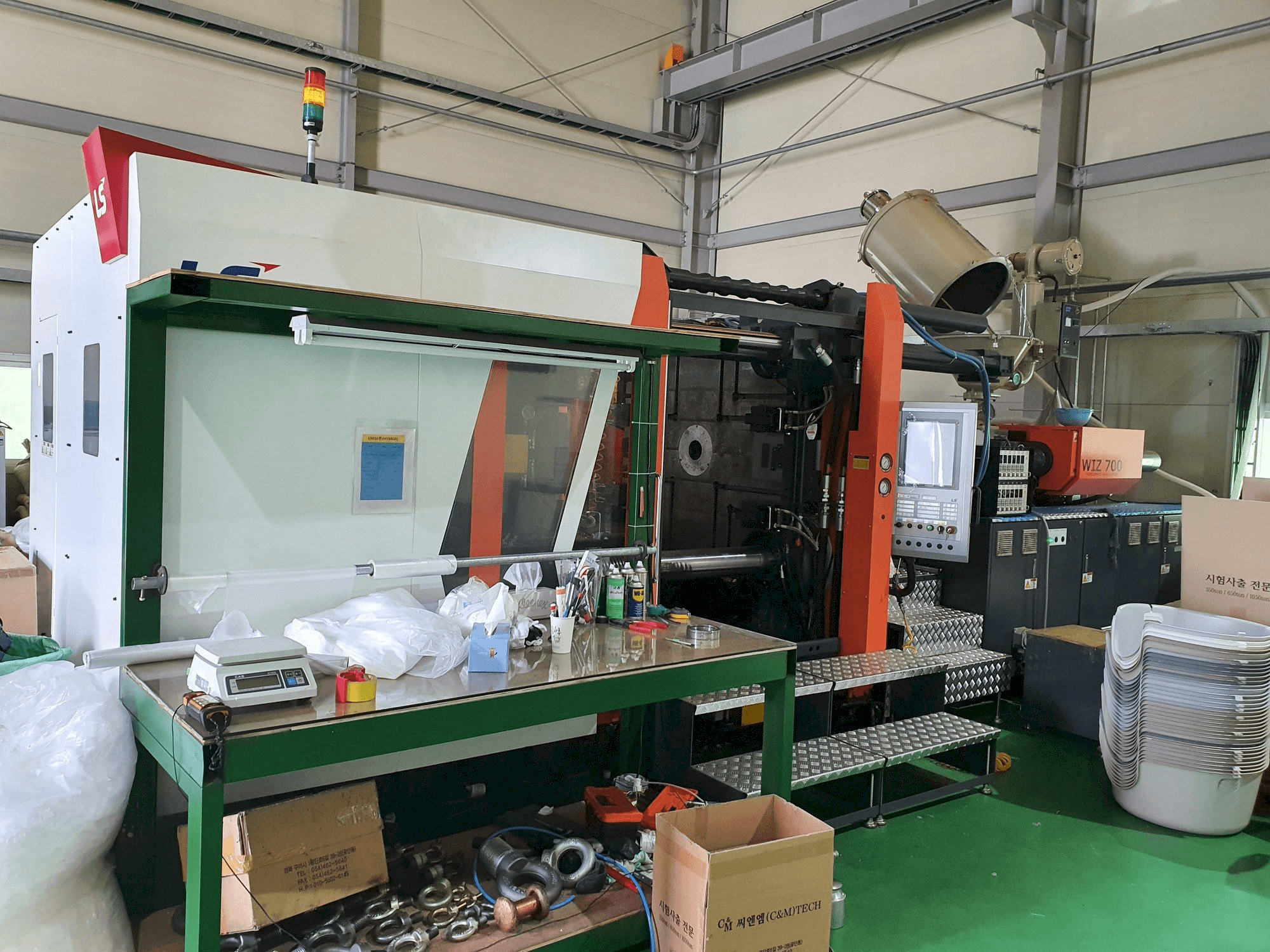 A LS MTRON WIZ700 gép elölnézete