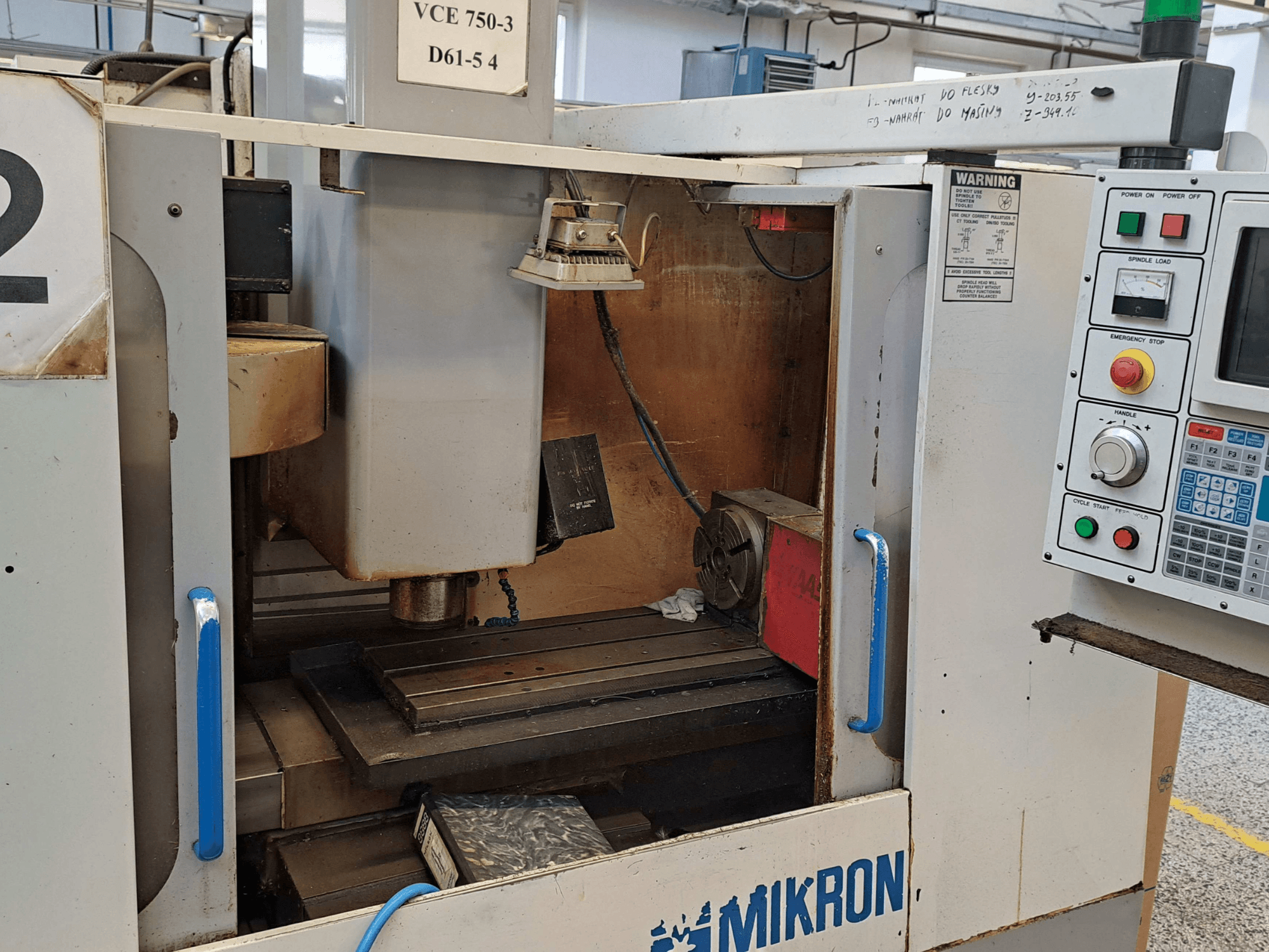 Egy Mikron VCE 750-3 marógép előlapja, amelyen az orsó, a vezérlőpanel és a munkaasztal látható a műszaki részletekkel.