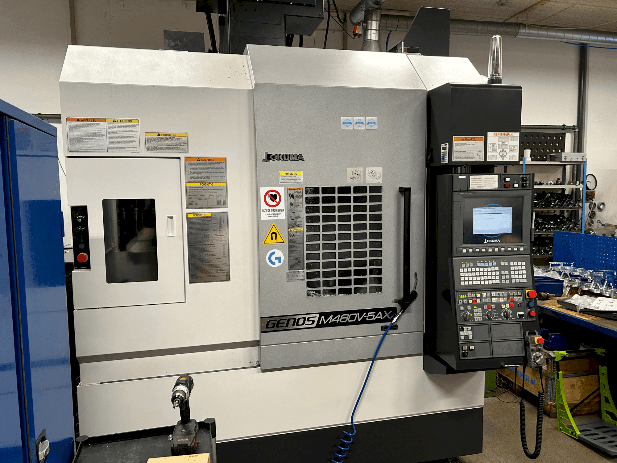 A Okuma GENOS M460V-5AX gép elölnézete