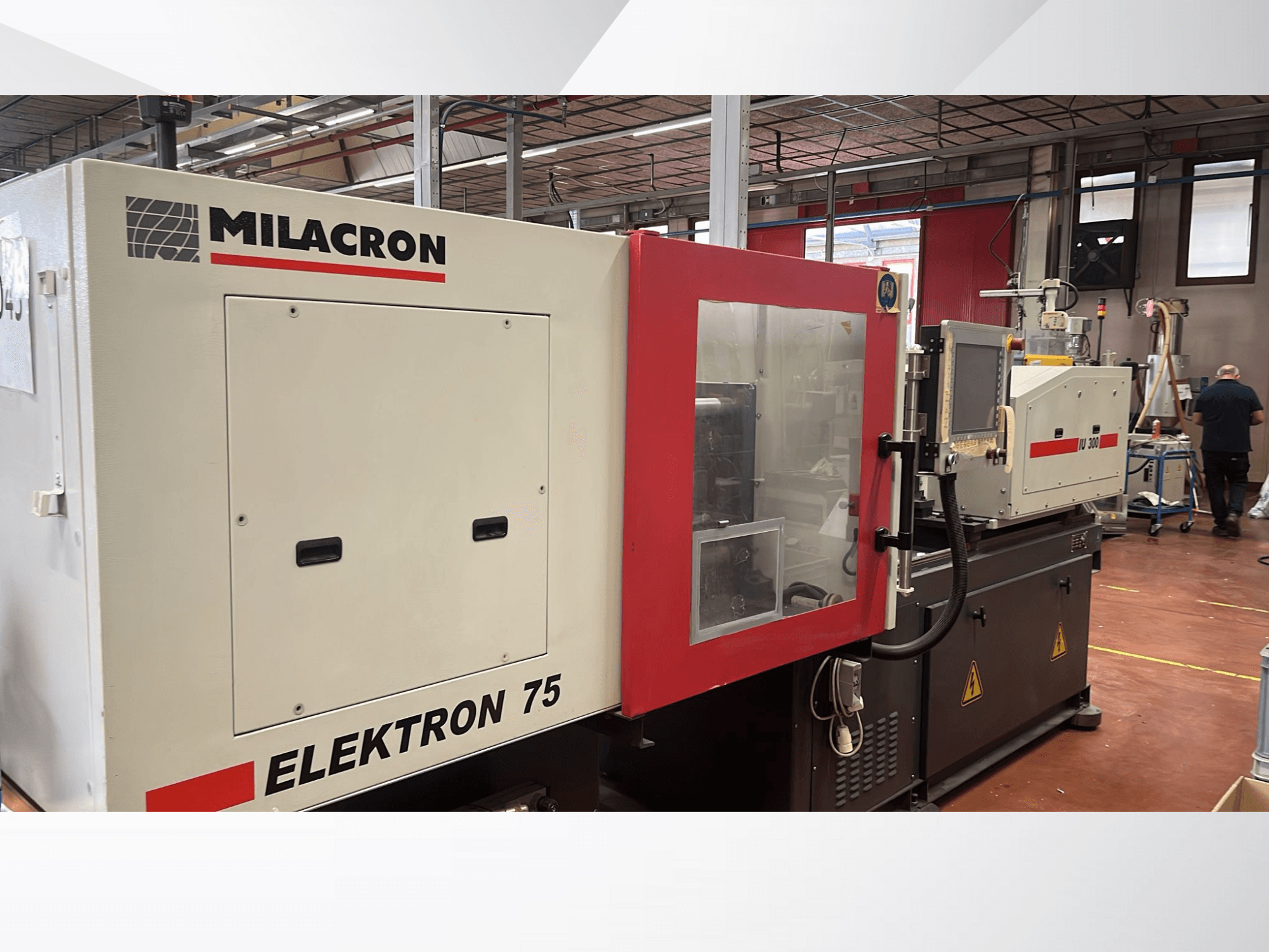 Milacron Elektron 75 fröccsöntőgép műhelyben, oldalnézetben a vezérlőpanel és a mechanikus alkatrészek.