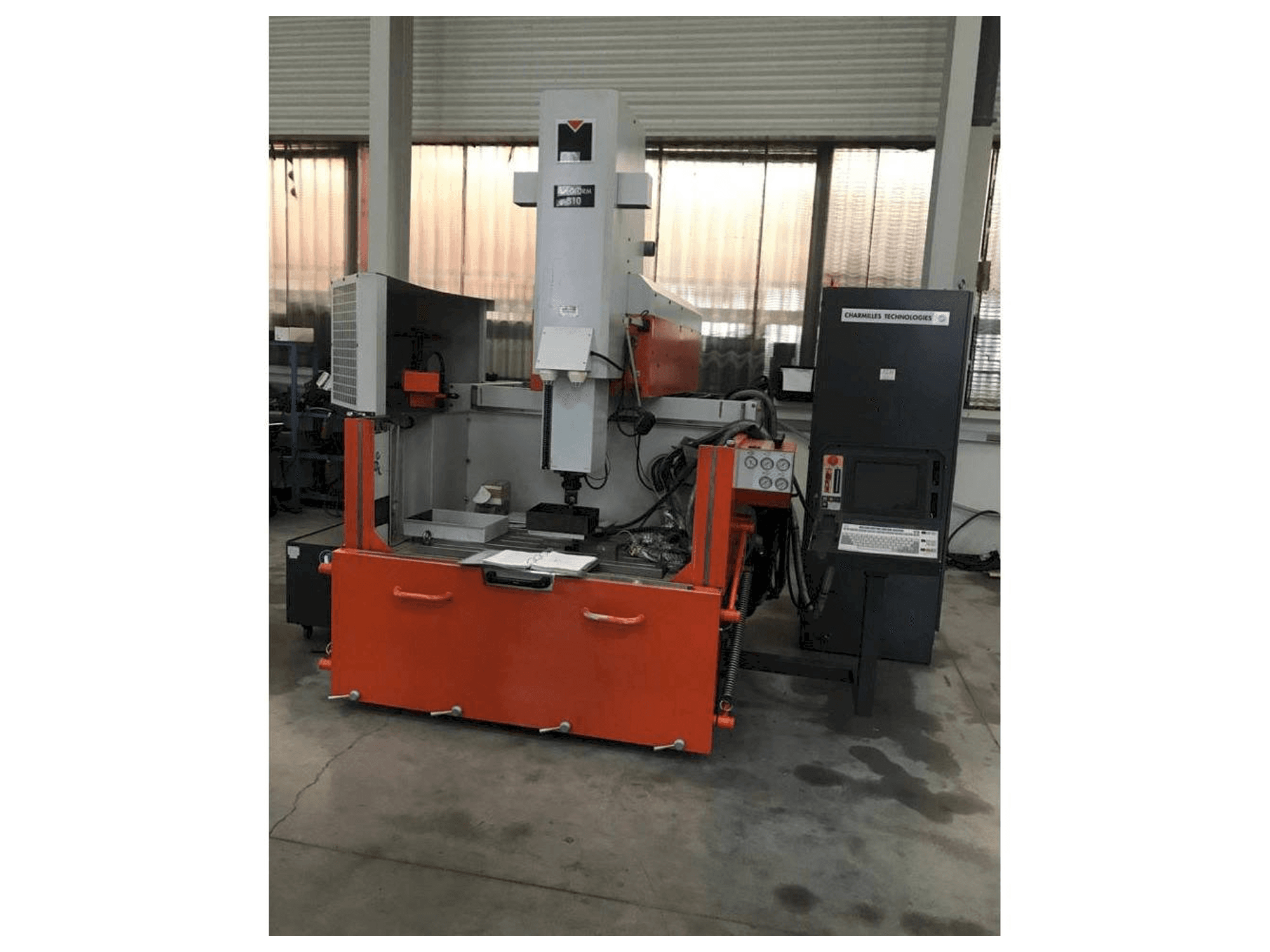 A CHARMILLES ROBOFORM 810 gép elölnézete