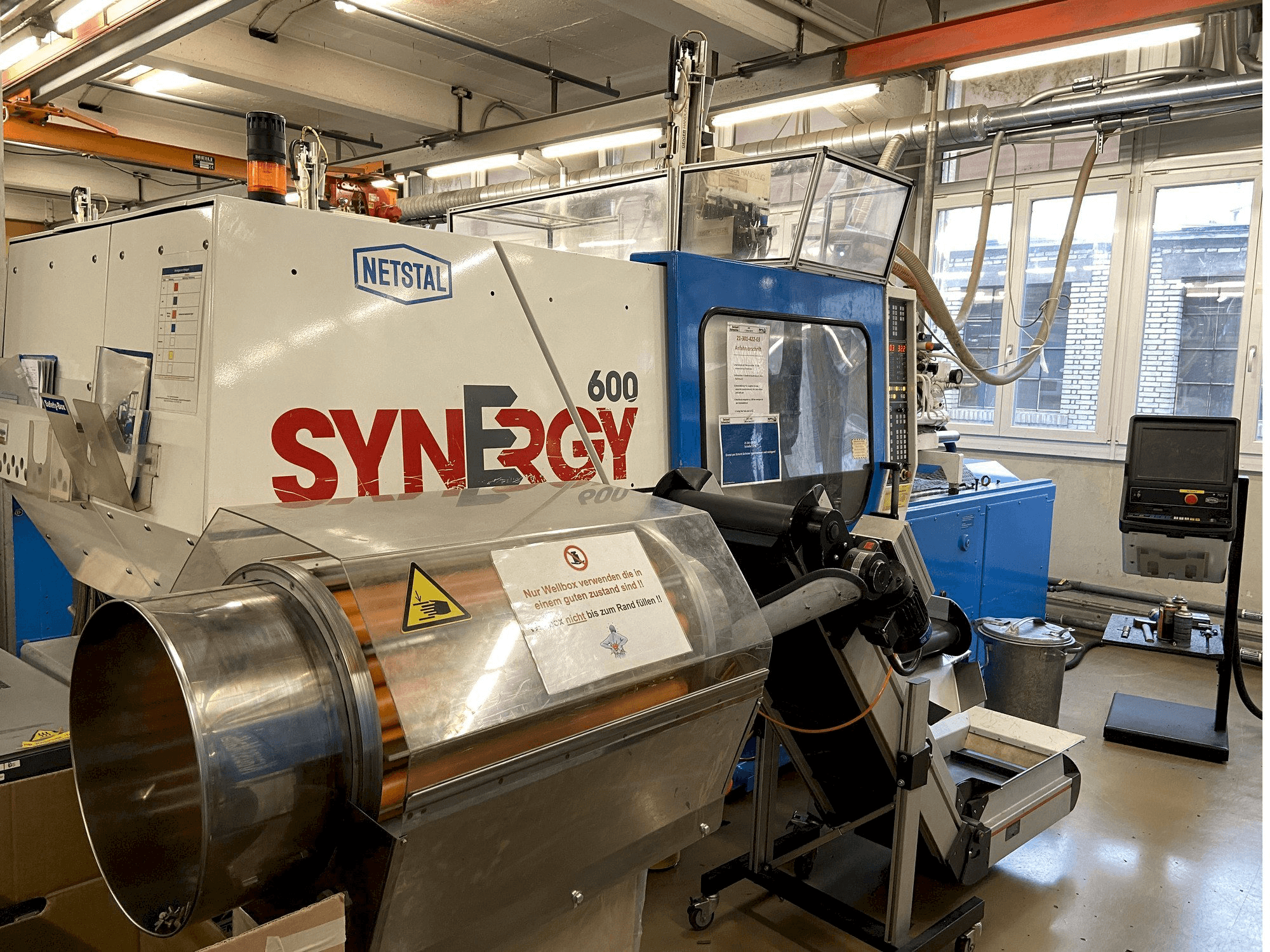 A Netstal SYNERGY 600-60 gép elölnézete
