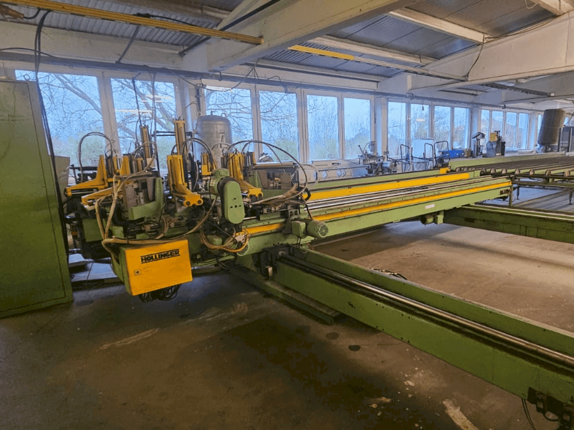 A HOLLINGER MSE-II-EP-SB-300-450 gép elölnézete