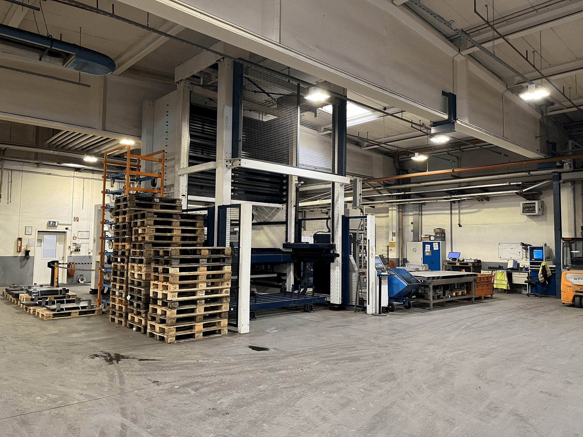 A TRUMPF TruLaser 3030 L20 / Tru Store 3030 gép elölnézete