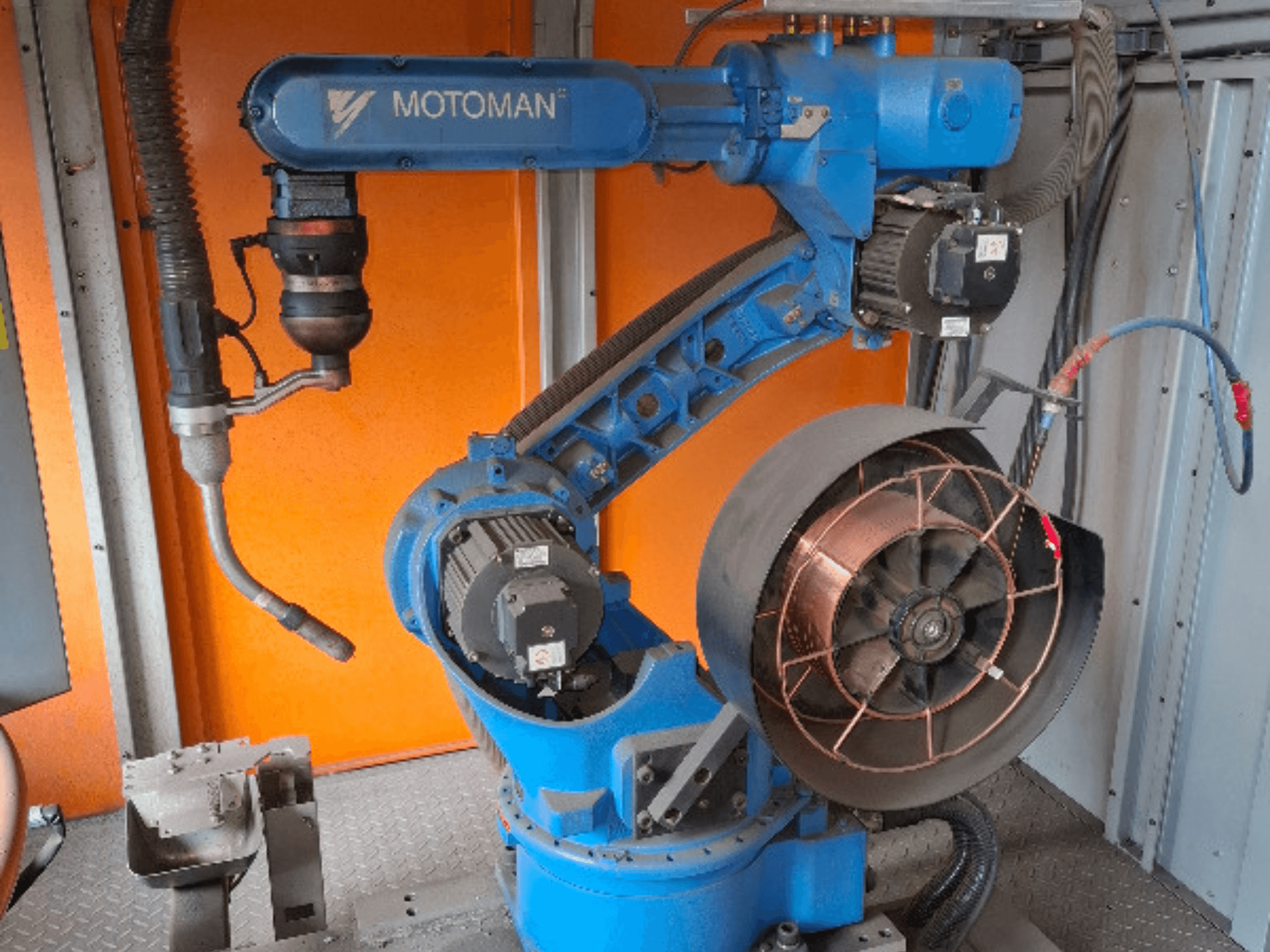 MOTOMAN robotkar kék színben, oldalnézetben, csatlakoztatott ventilátorral és szerszámmal, mechanikai részletek és csatlakozások megjelenítése.