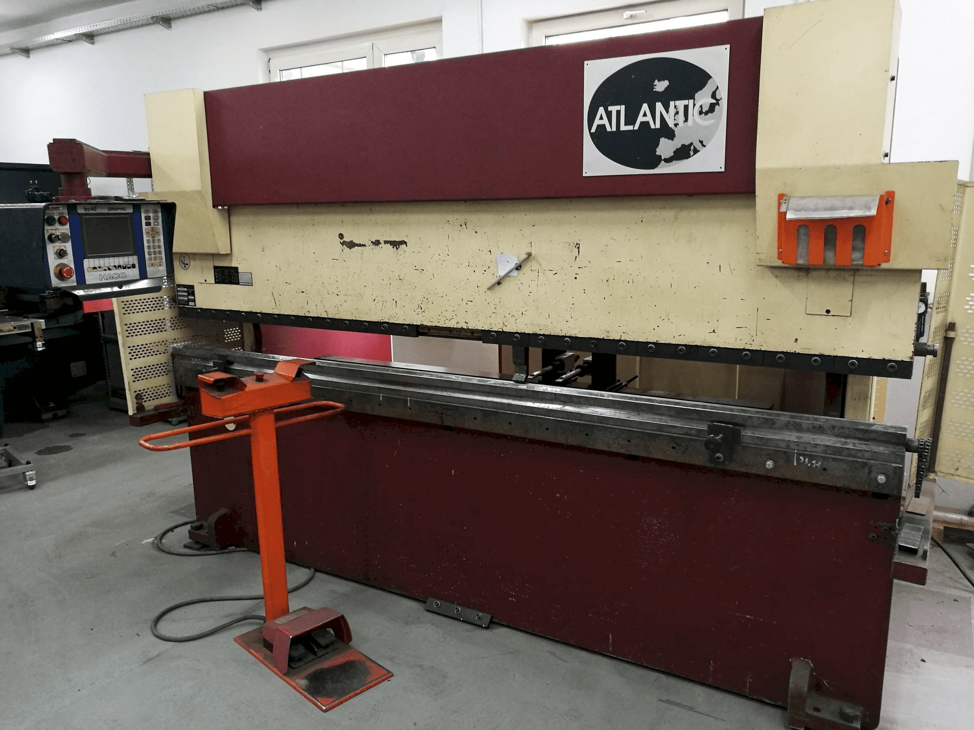 A HACO ATLANTIC HPE 30100 gép elölnézete