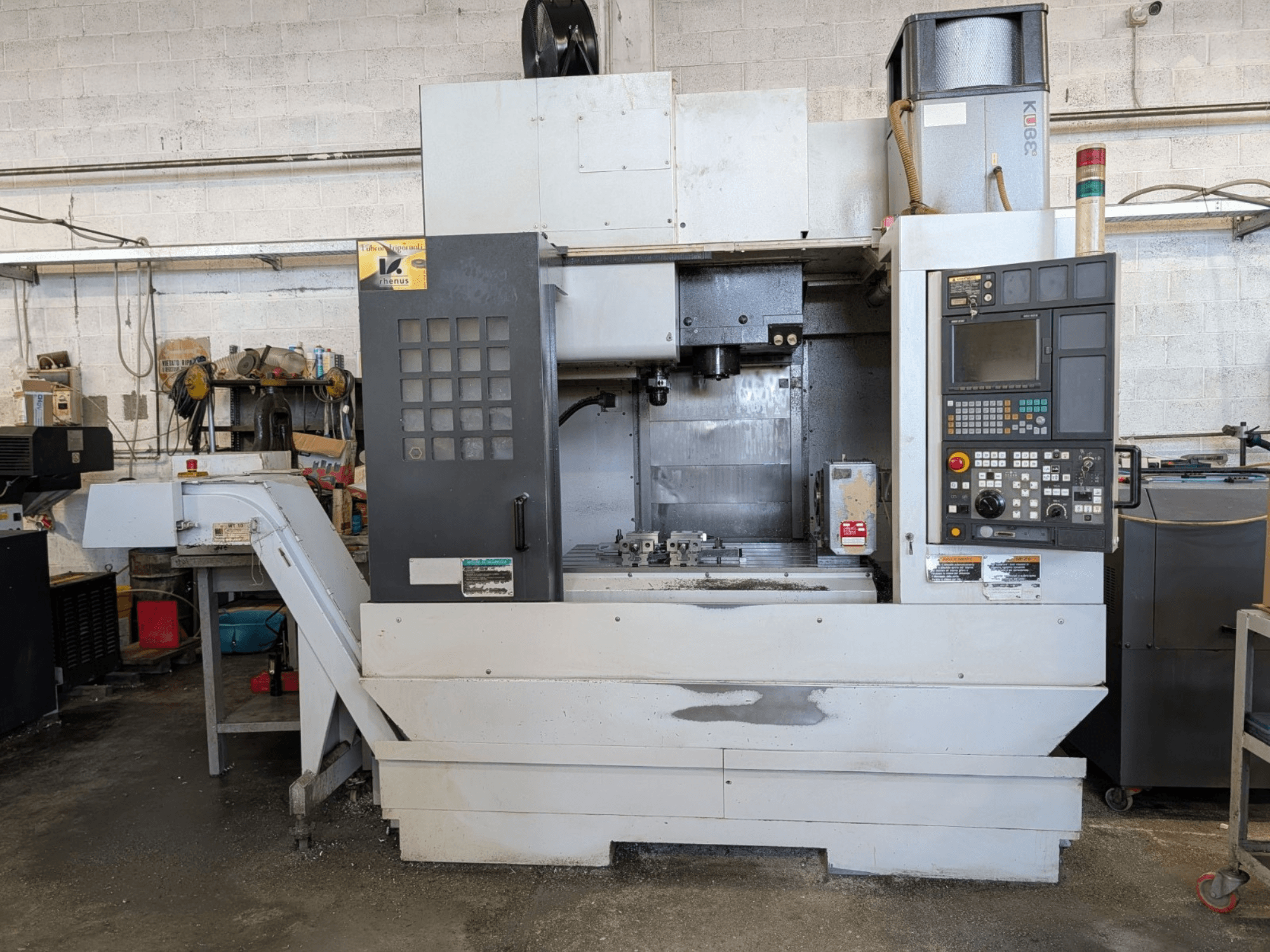 Egy MORI SEIKI NV-5000α1/40 függőleges megmunkálóközpont elülső nézete a vezérlőpanel és a munkaterület látható.