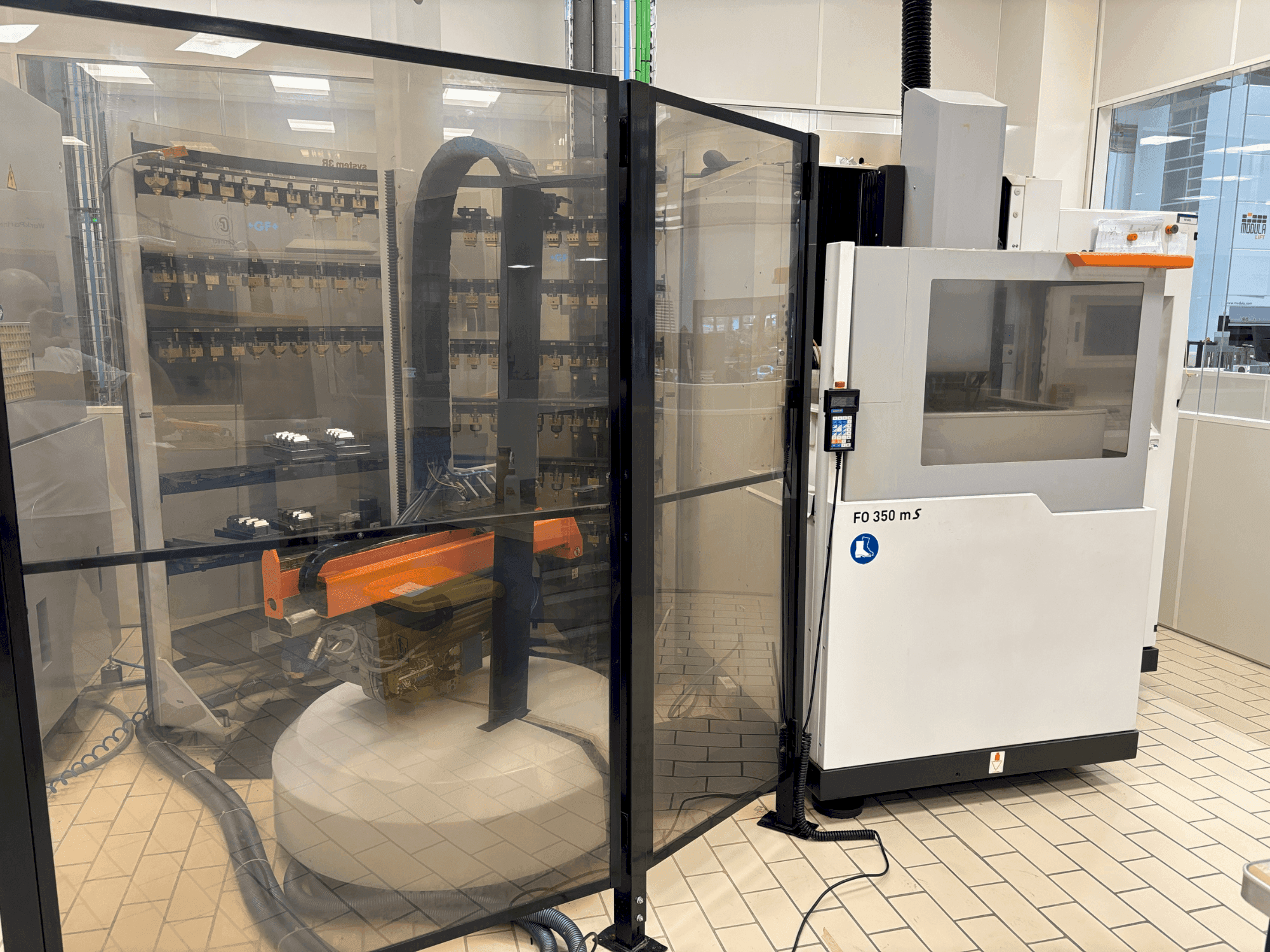 A CHARMILLES ROBOFORM 350 gép elölnézete